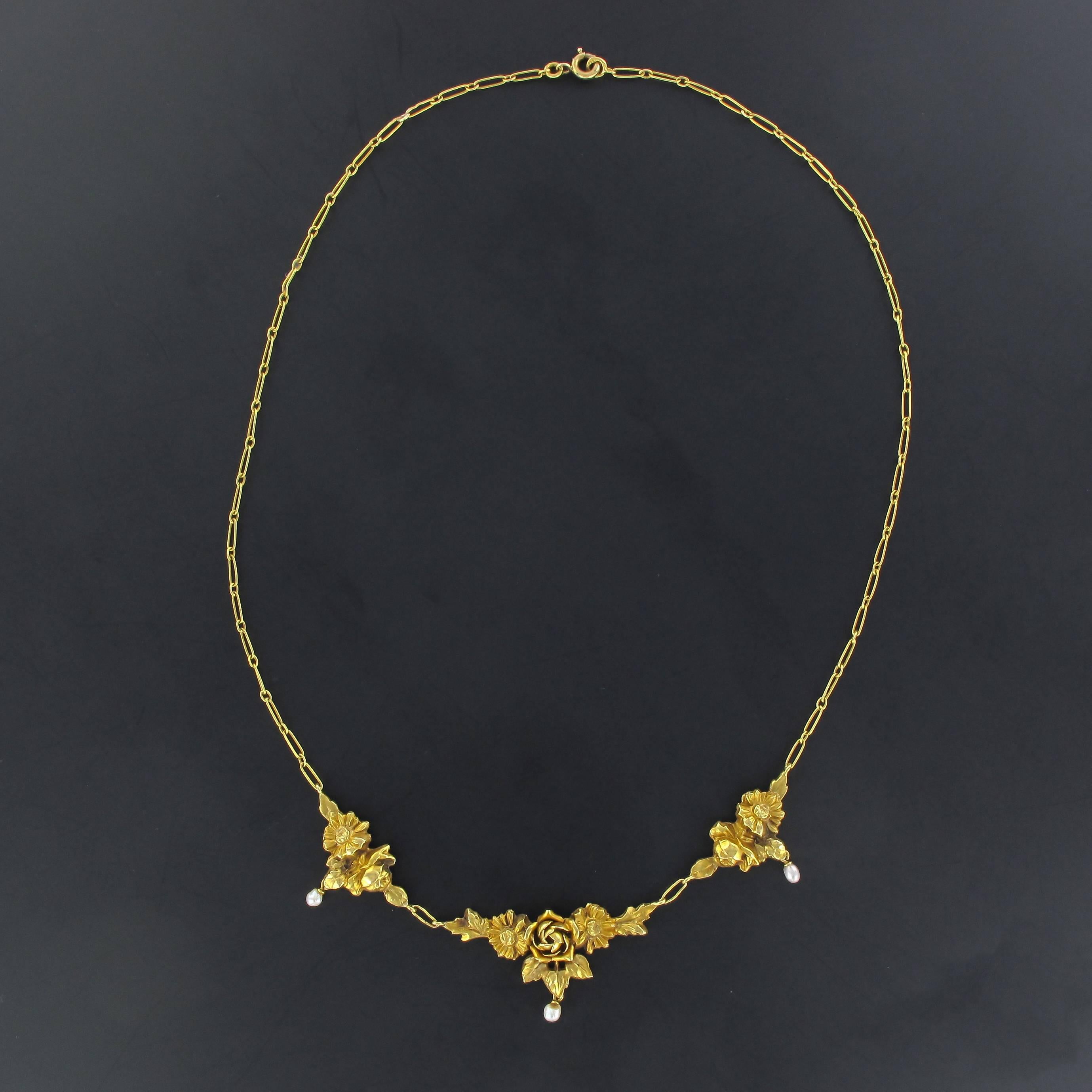 French 1900s Roses and Natural Pearl Gold Necklace  In Excellent Condition In Poitiers, FR