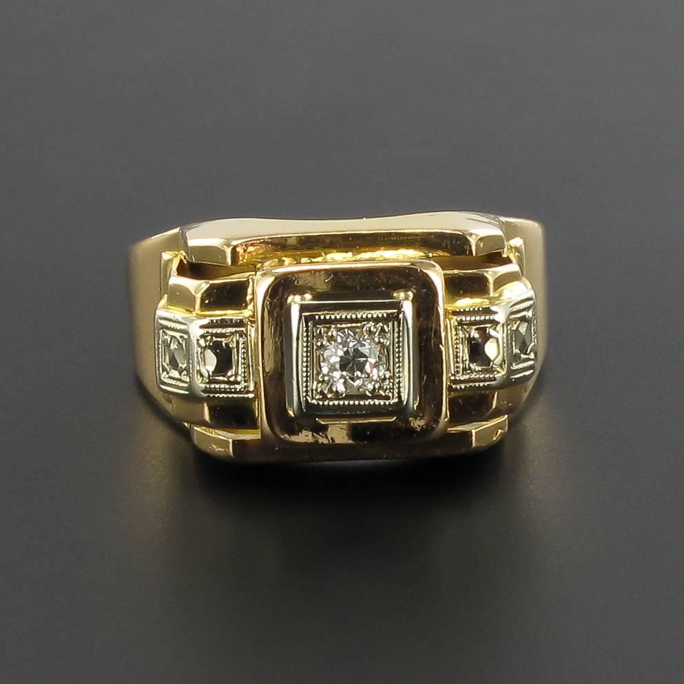 Ring in 18 carat yellow gold, eagle head hallmark. 

This tank ring, geometric in form, features a square design set with a brilliant cut diamond. White gold pyramid shapes are on each side. 

Total diamond weight: 0.16 carat approximately
Length: