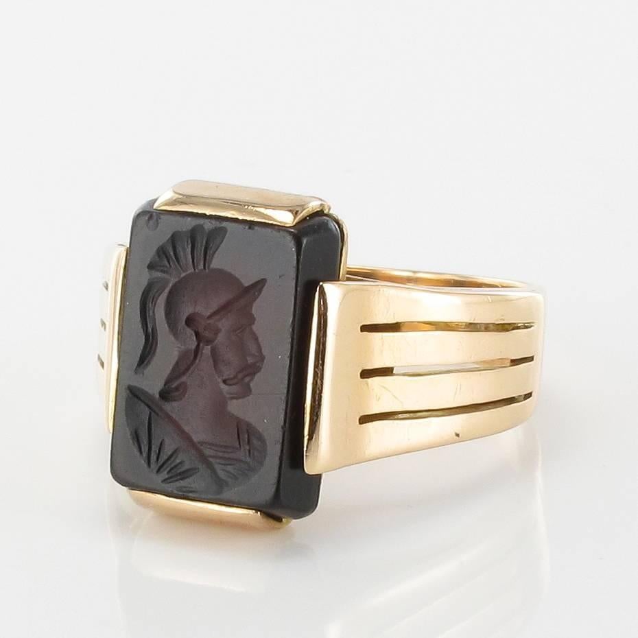 Ring in 18 carat yellow gold. 

This superb antique ring is composed of flat gold bands that hold a rectangular engraved Sardonyx cameo featuring the profile of a helmeted warrior. 

Length: 14,9 mm, Width: 12,2 mm, Height: 5 mm, Thickness of the