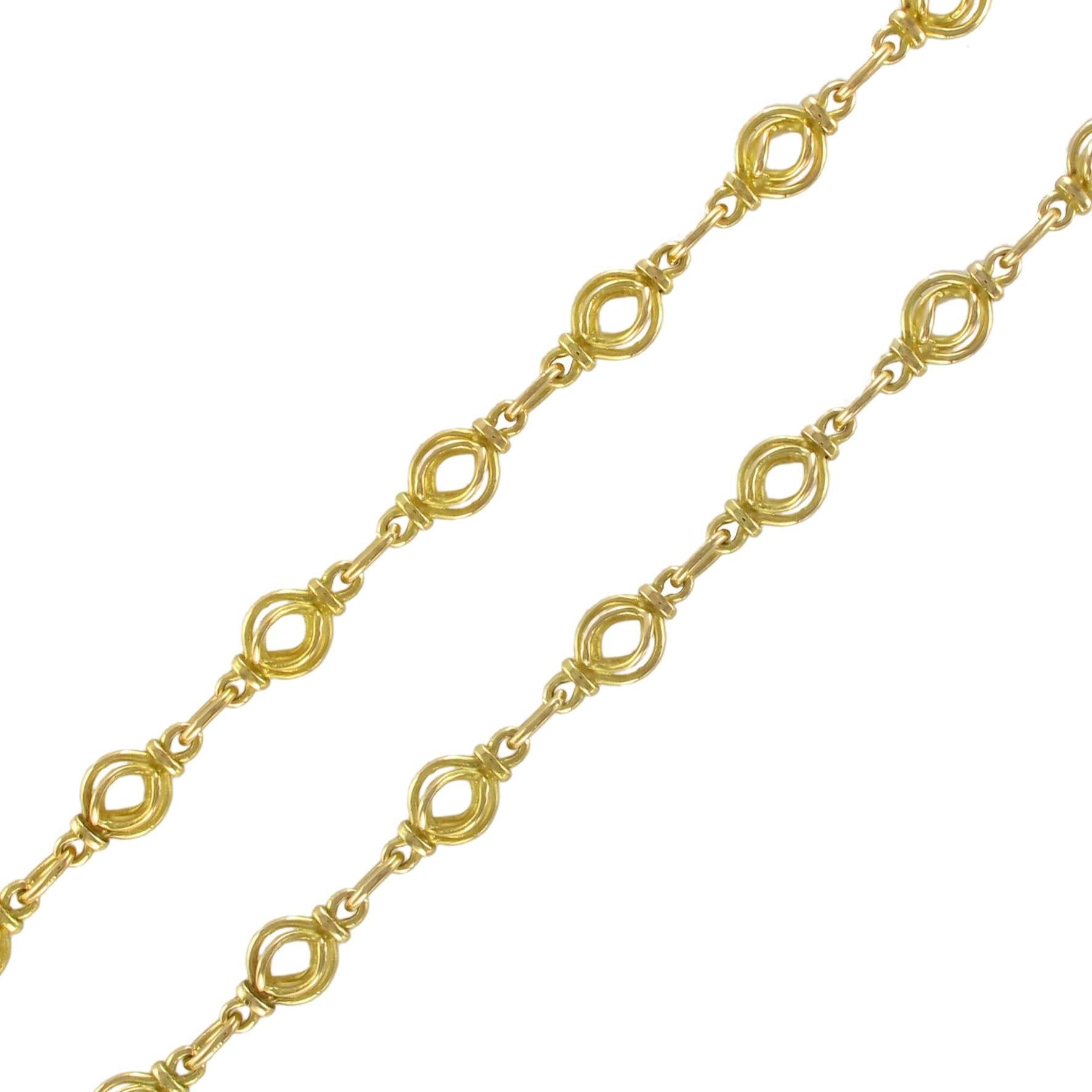 Necklace in 18 carats yellow gold.
Large antique chain necklace featuring round openwork motifs of solid gold rings separated by oval gold links. The clasp is a large spring ring clasp. 
Length: 76.5 cm, mesh width: 9.6 mm.
Total weight : 79.5 g
