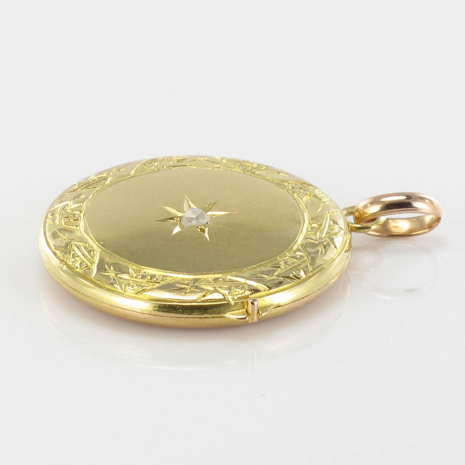Round Antique  Diamond Gold Medallion In Excellent Condition In Poitiers, FR
