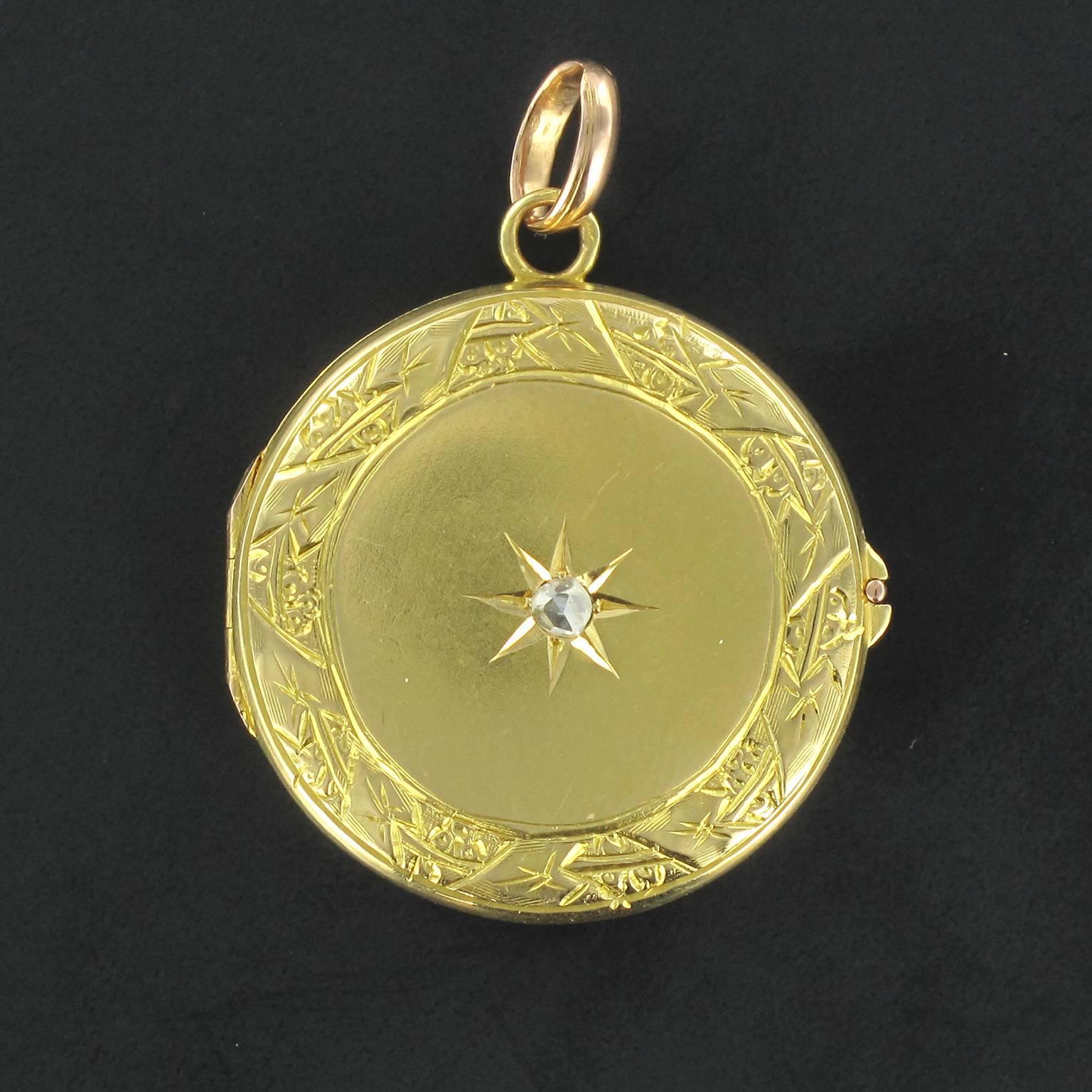 Medallion in 18 carat yellow gold, eagle head hallmark. 

This superb round antique medallion is set at the front with a sun design featuring a beautiful central radiant rose cut diamond. The gold medallion is finely chiselled around the edge. The