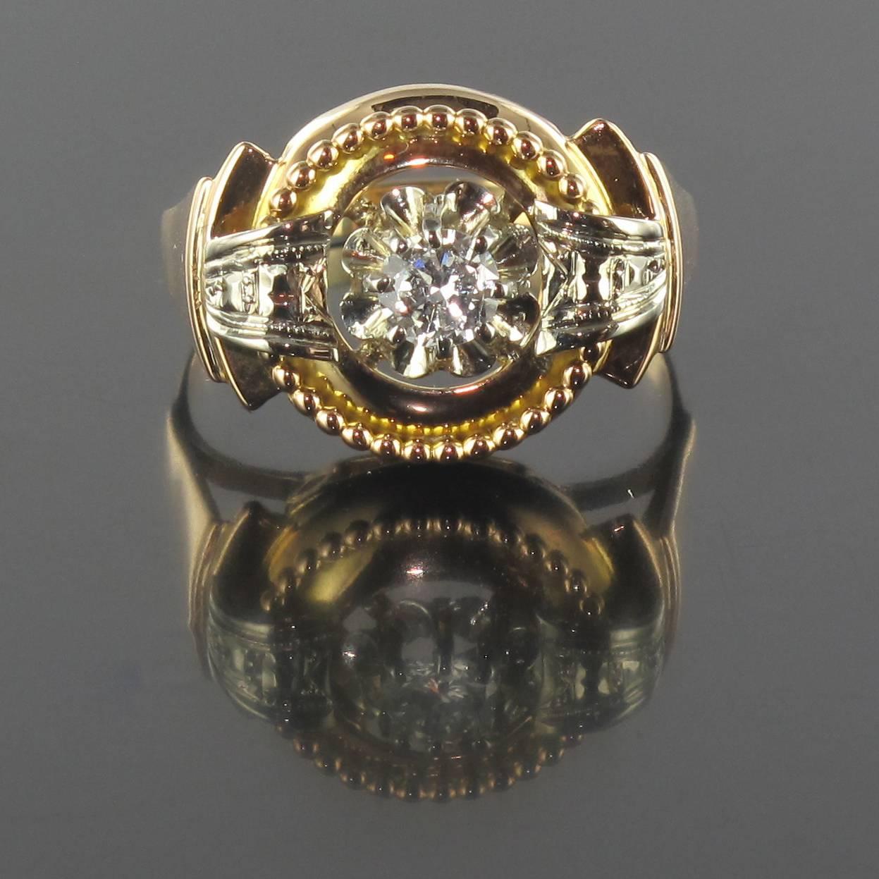 Ring in 18 carat yellow and white gold, eagle head hallmark. 

This antique ring is set with a brilliant cut modern diamond on a round plate edged with a golden cord. The diamond features a chiselled white gold motif on each side. 

Weight of the
