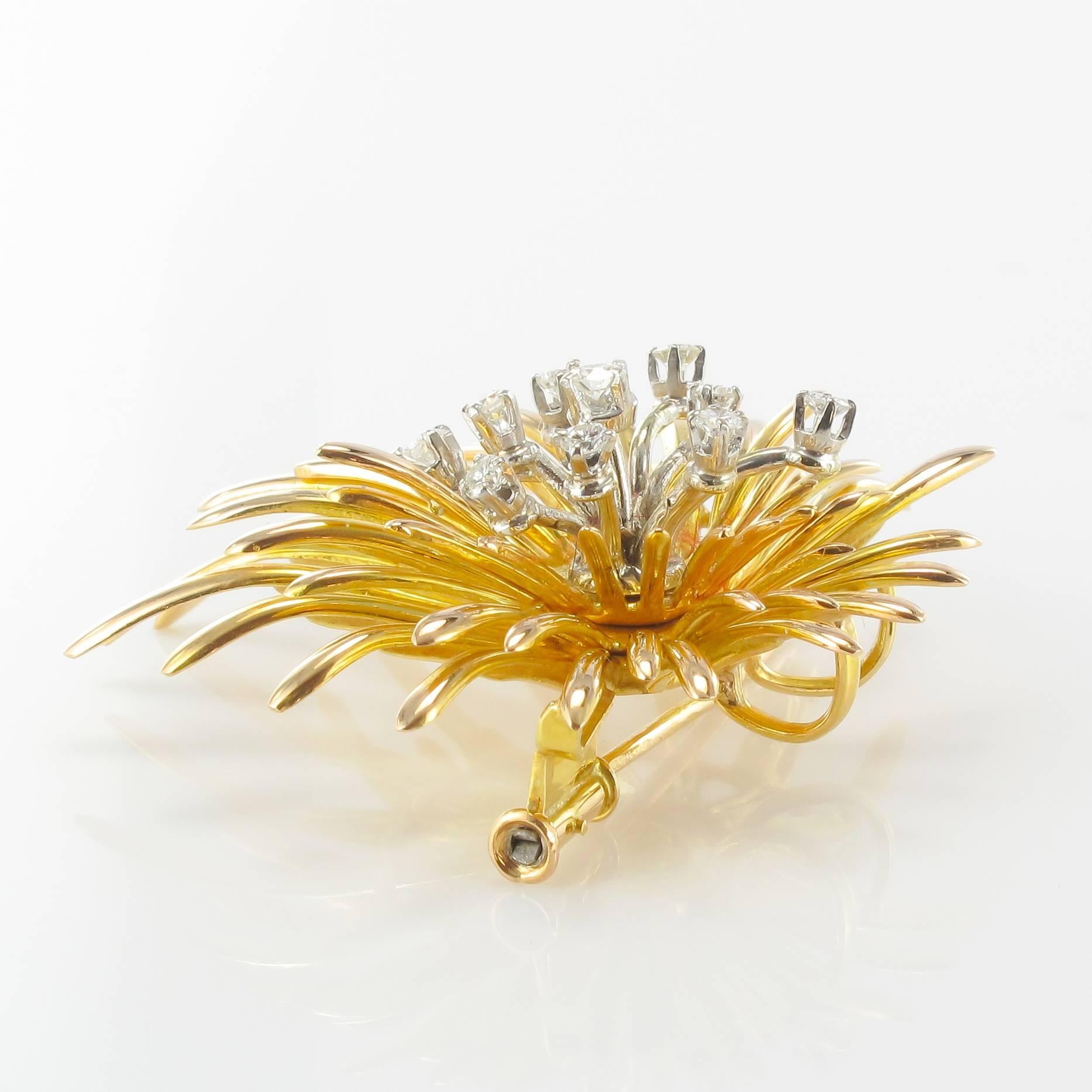 French Retro Diamond Gold Floral Brooch In Good Condition For Sale In Poitiers, FR