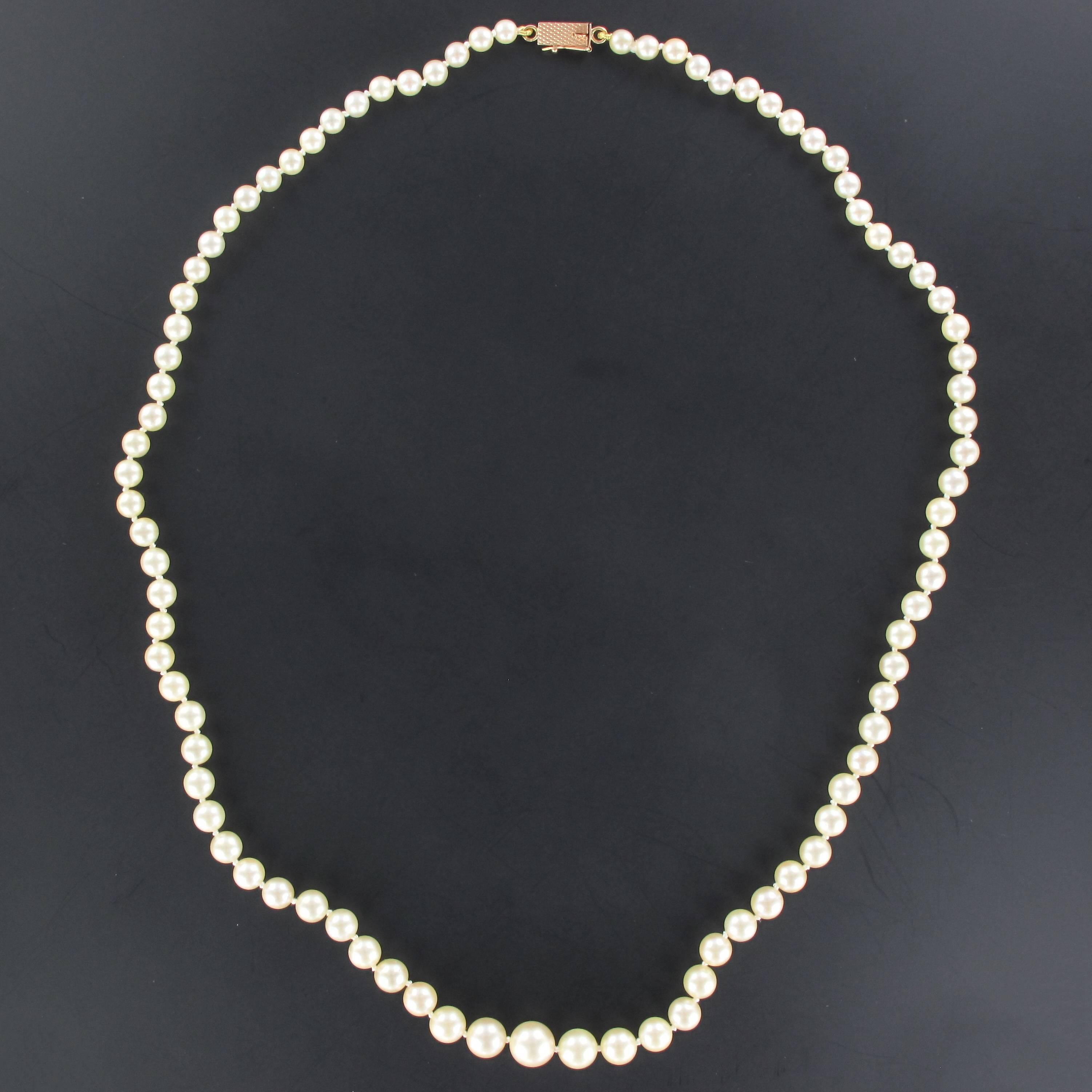This pearl necklace is composed of a strand of Japanese cultured pearls which are held together by an 18 carats rectangular rose gold clasp. 
Diameter of the pearls: 5,5/6 mm.
Overall length: 55,5 cm.
Total weight: approximately 21,1 g.
The necklace