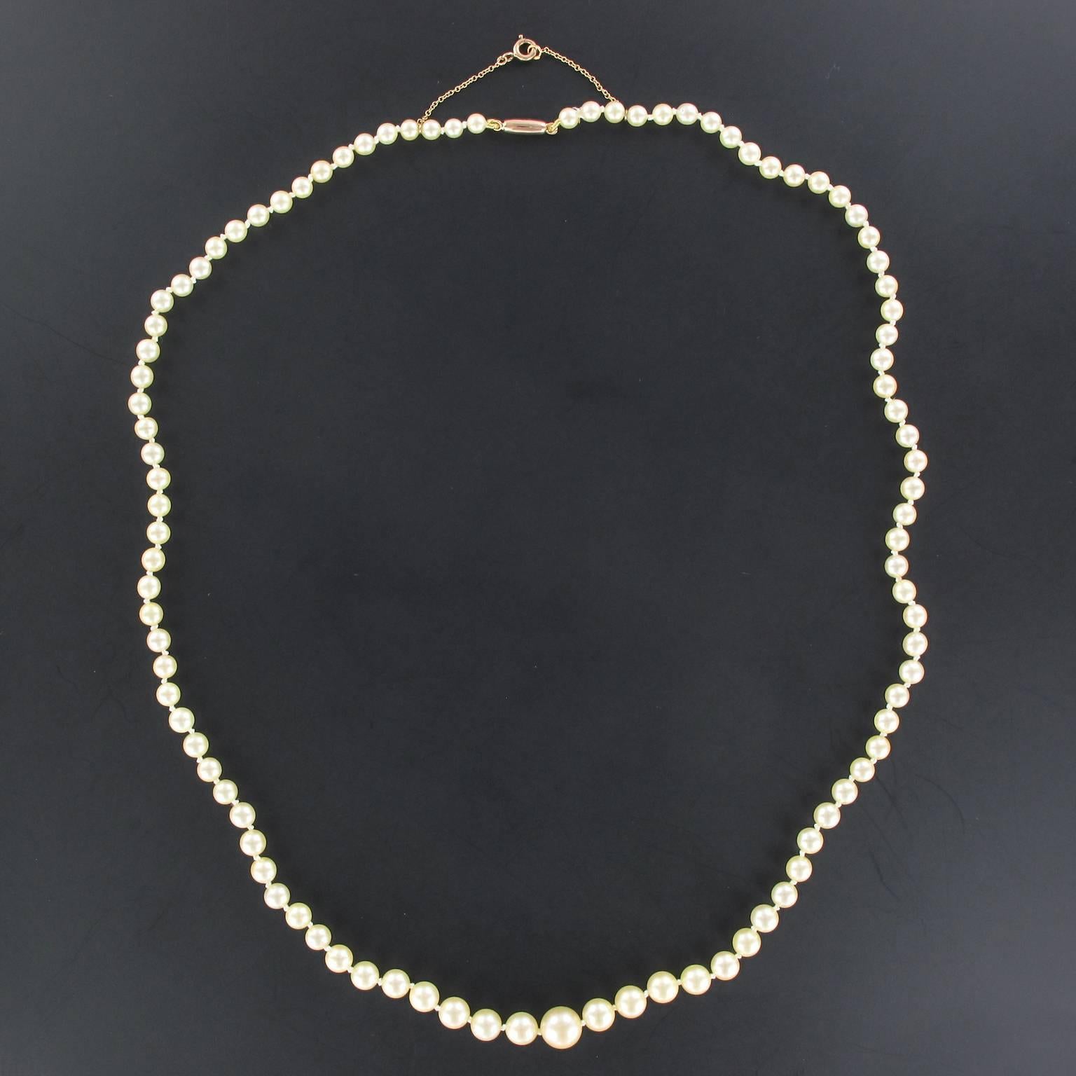 This pearl necklace is composed of a strand of Japanese cultured pearls which are held together by an oval 18K rose gold clasp with eagle head hallmark. 

Diameter of the pearls: 3,5 / 4 to 7 / 7,5 mm.
Overall length: 53 cm.
Total weight: