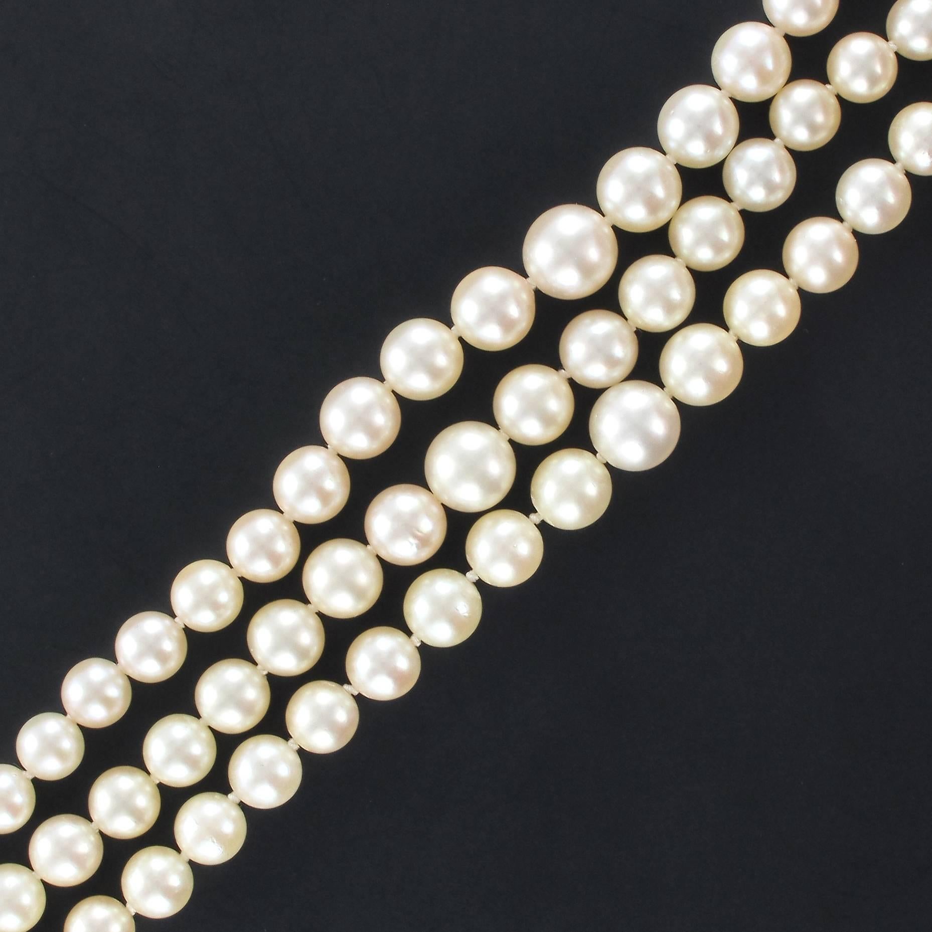 French Three-Strand Japanese Cultured Round White Pearl Necklace In Good Condition In Poitiers, FR