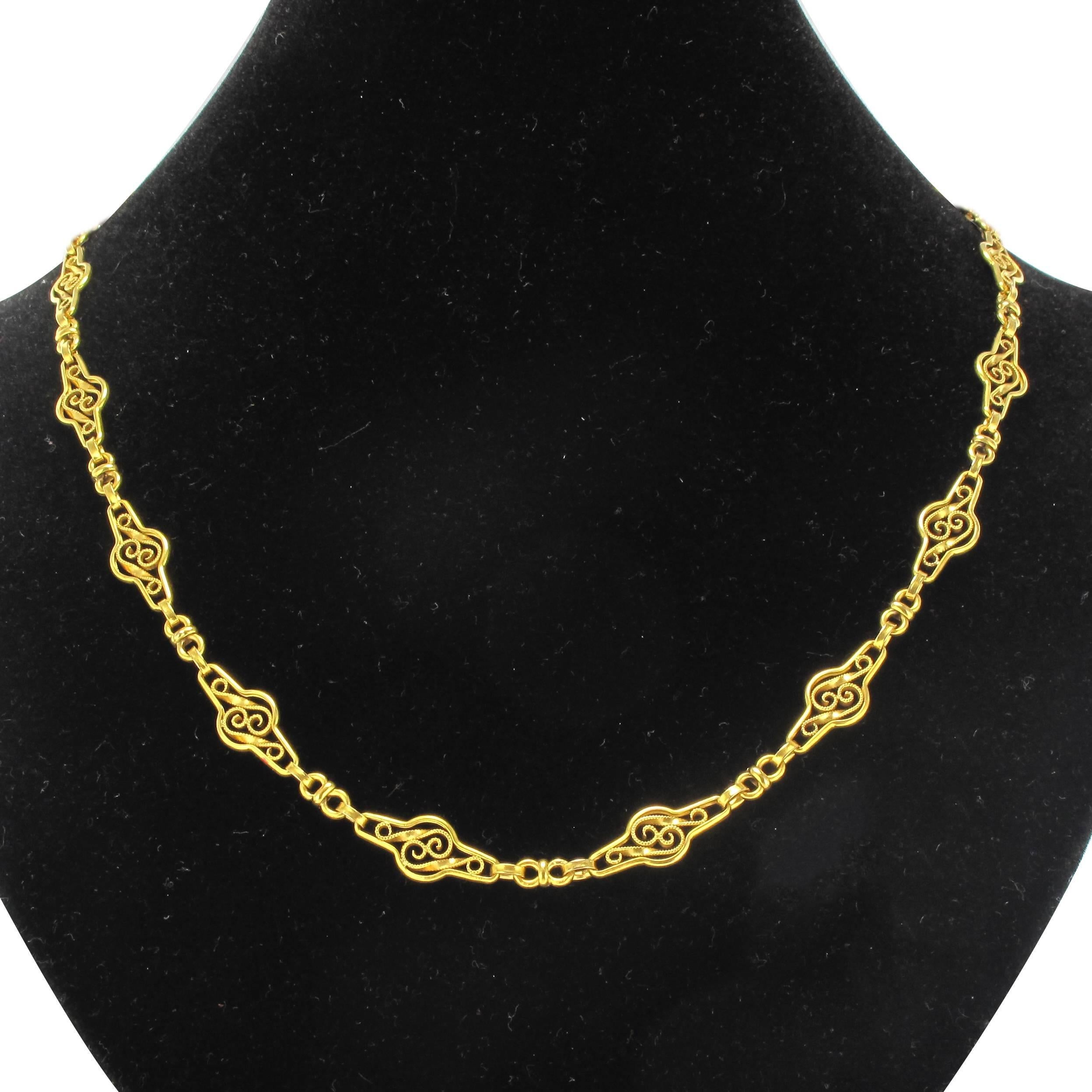 Yellow gold necklace, 18 carat. 

Gorgeous antique necklace composed of a gold chain with alternating oblong filigree and anchor links. It features a spring ring clasp. 

Length: 45.5 cm, link width: 7.6 mm 

Total weight: 16 grams approximately