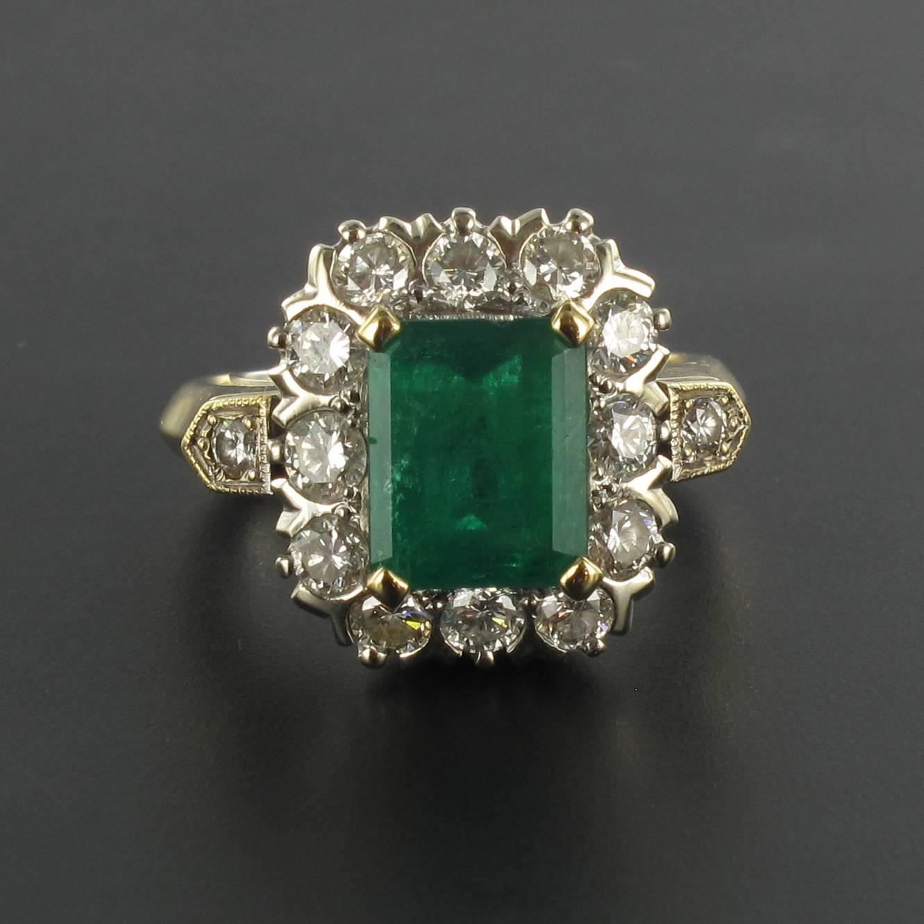 1970s French 2.20 Carat Emerald Diamond Gold Ring In Excellent Condition In Poitiers, FR