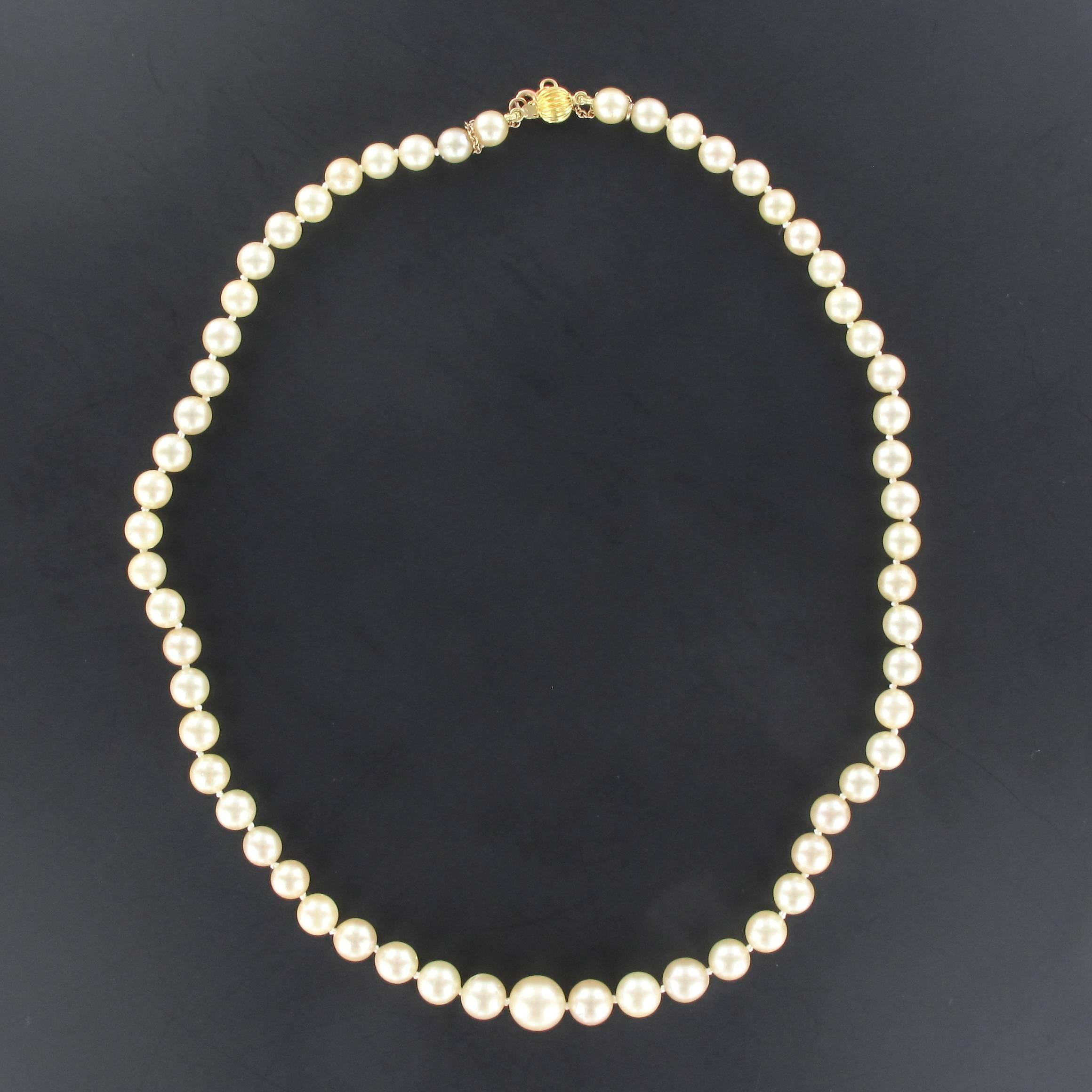 This pearl necklace is composed of a strand of Japanese cultured pearls which are held together by an 18K yellow gold clasp. 

Diameter of the pearls: 5/5,5 to 9/9,5 mm.
Overall length: 45 cm.
Total weight: approximately 24,7 g.

The necklace was