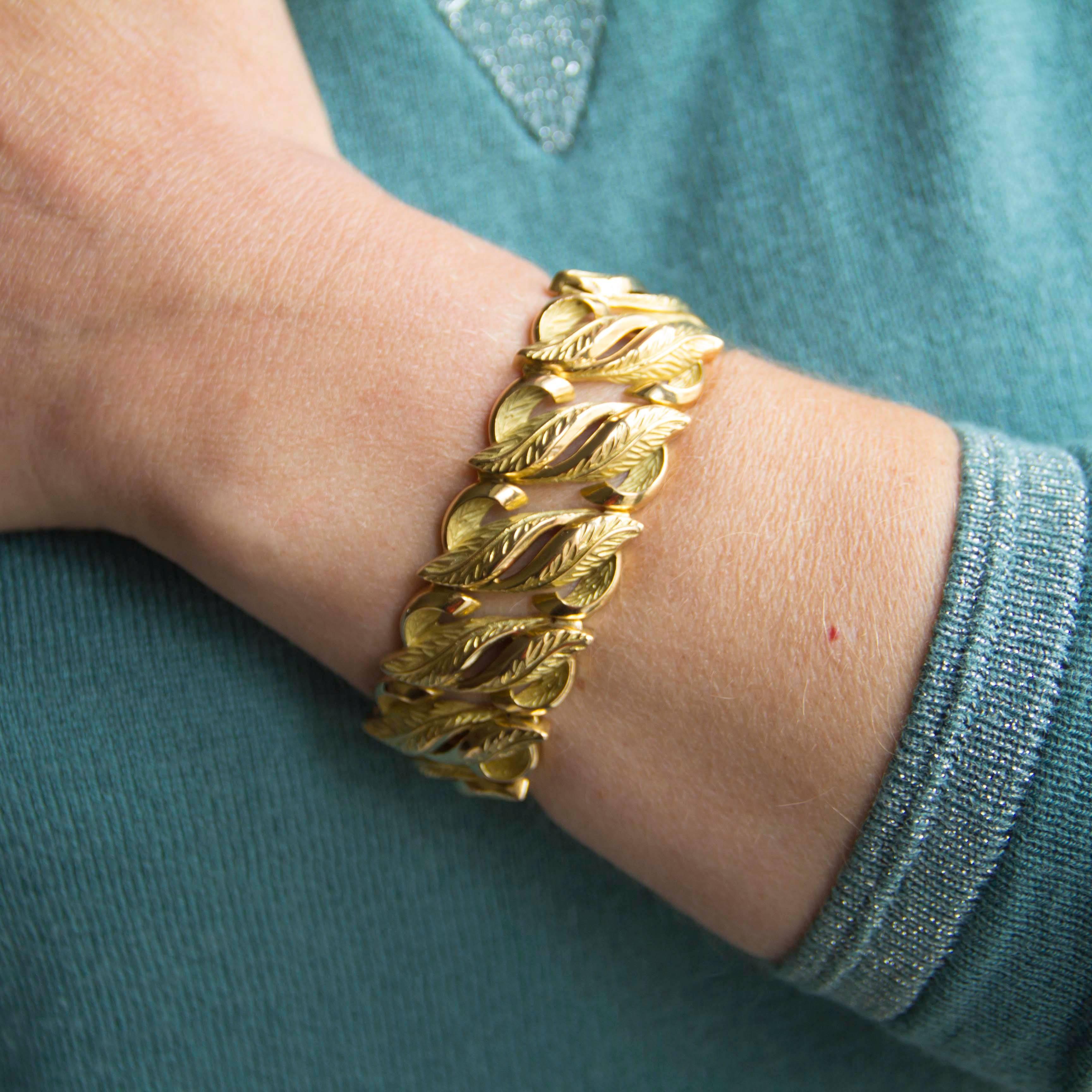 French 1950s Retro Gold Leaf Design Bracelet In Excellent Condition In Poitiers, FR