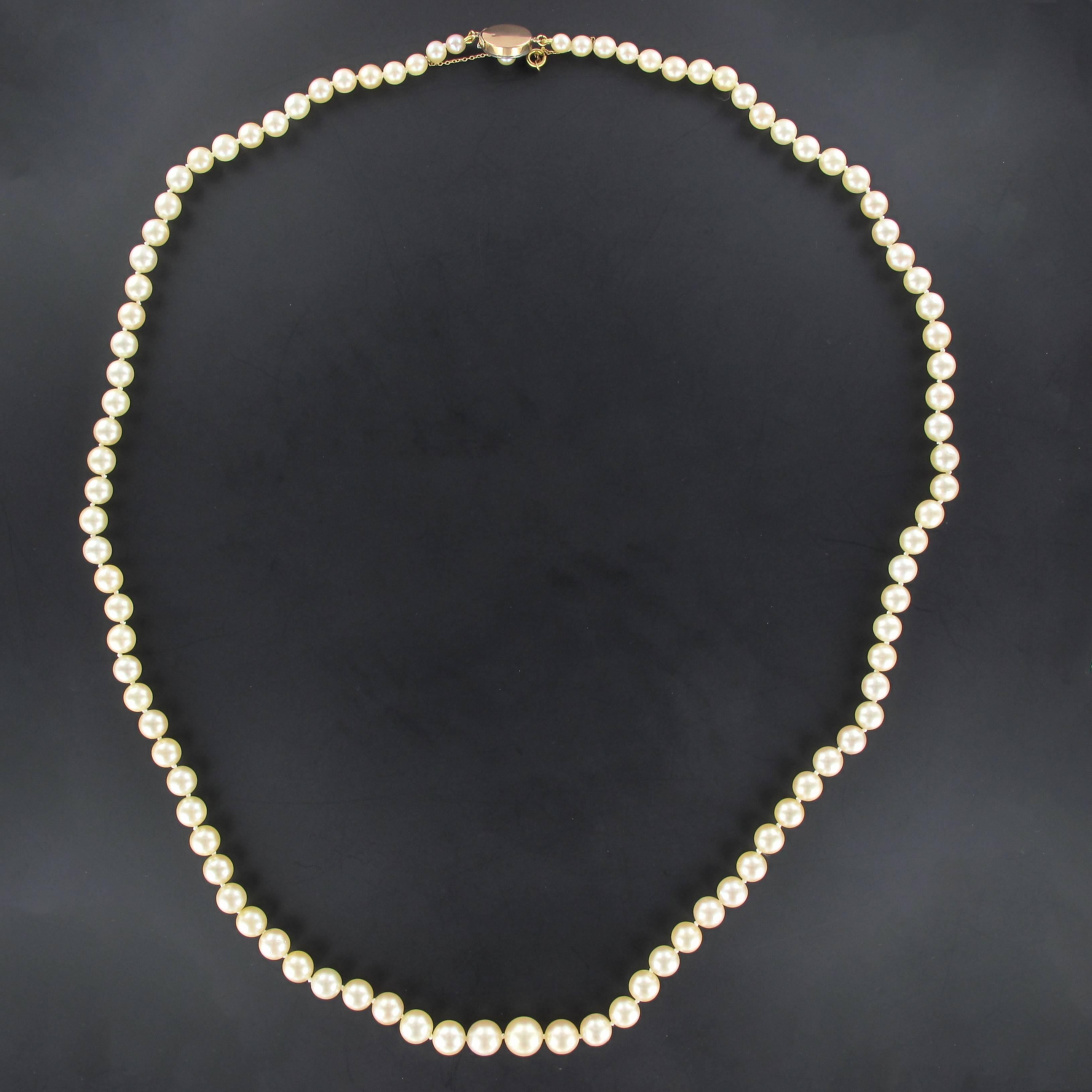 This pearl necklace is composed of a strand of Japanese cultured pearls which are held together by a round vermeil clasp set with rose-cut diamonds and cultured pearl.
Diameter of the pearls: 4/4,5 to 9 / 9,5 mm.
Length: 70 cm.
Total weight: