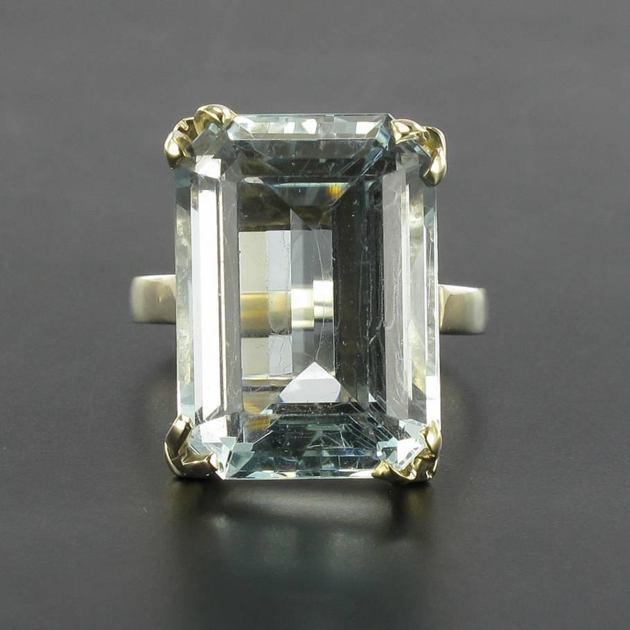 Ring in 18 carat white gold.

This white gold ring is set with 2 x 4 claws of an emerald cut aquamarine.

Weight of aquamarine: about 14 carats.
Height: 17.9 mm, width: 12.9 mm, thickness on the finger: 10.3 mm, width of the ring at the base: 2.5