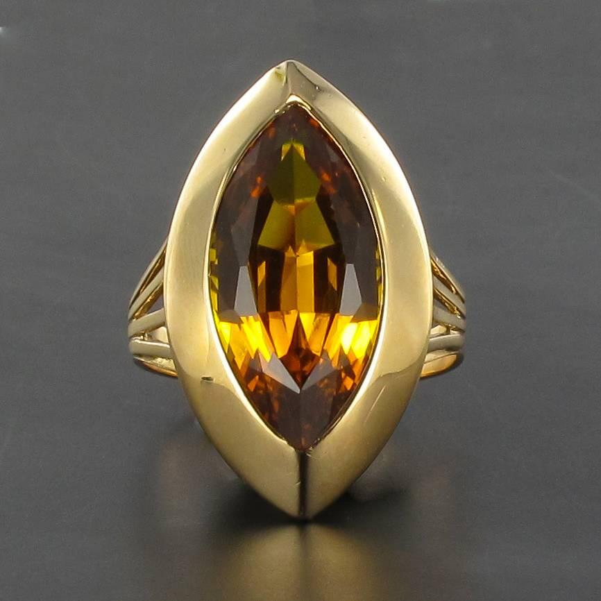 18 carat yellow gold ring, eagle head hallmark.

This vintage yellow gold ring is set in a shuttle-sized citrine.

Citrine weight: about 5.45 carats.
Height: 28 mm, width: 14.9 mm, thickness on the finger: 6.8 mm, width of the ring at the base: 2.75