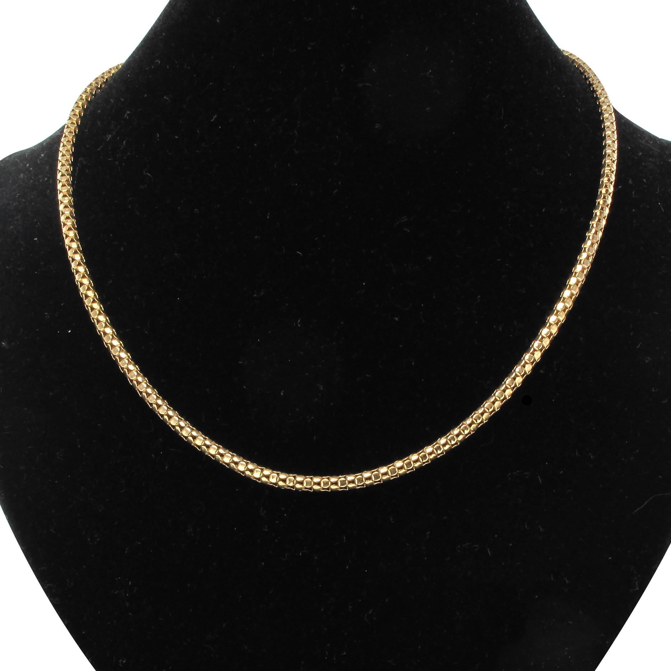 18 carat yellow gold chain, eagle head hallmark.
Type of mesh: snake
Length: 51.8 cm, mesh width: 3 mm.
Clasp: spring ring.
Weight: 9.3 g.

True antique chain - French work 1900s.

 