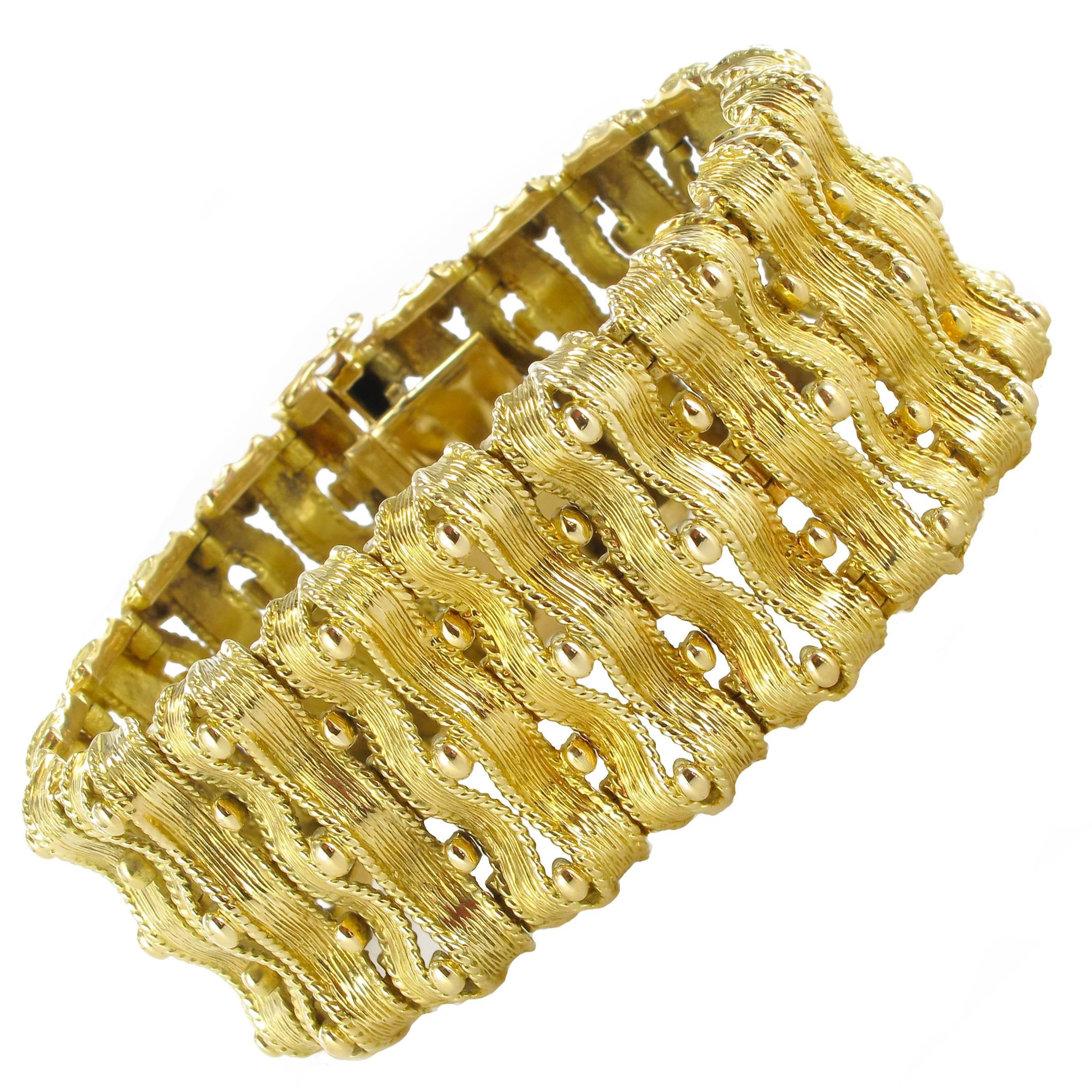 19th century French Chiseled Gold Ribbon Bracelet For Sale