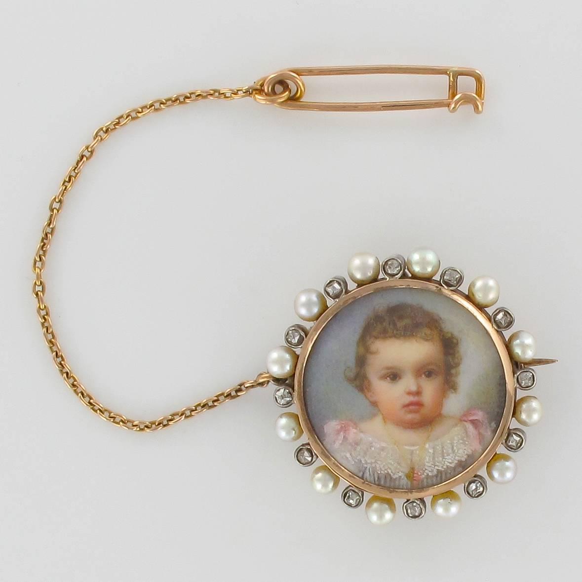 Brooch in silver and rose gold, 18 karats.
Delicate antique jewel, this antique brooch is made of a porcelain miniature representing the portrait of a girl protected by a crystal. The set is surrounded by rose-cut diamonds set closed and separated
