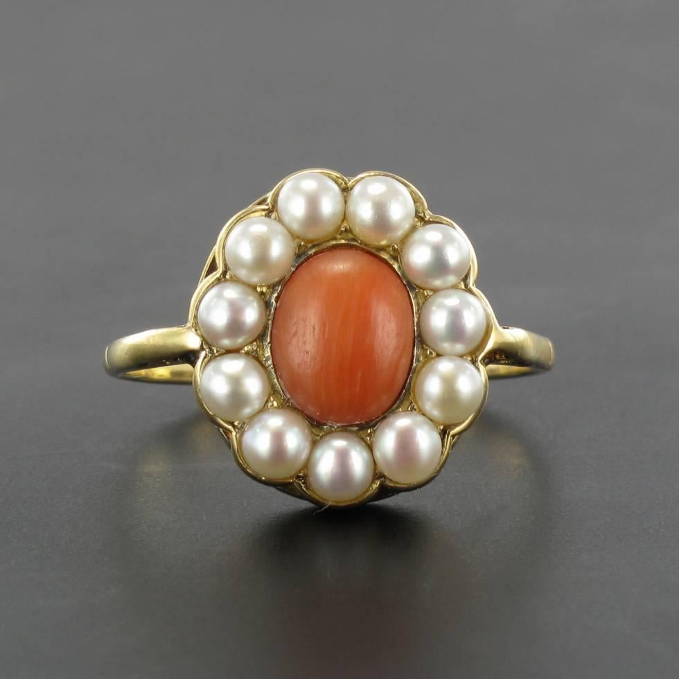 18 carats yellow gold ring.

Antique ring, it is set closed at the center of a coral cabochon surrounded by 11 cultured pearl.

Diameter of the pearls : 3,5 / 4 mm, coral dimensions: 8,8 mm x 7,1 mm.
Height: 16.1 mm, width: 13.7 mm, thickness: 4.9