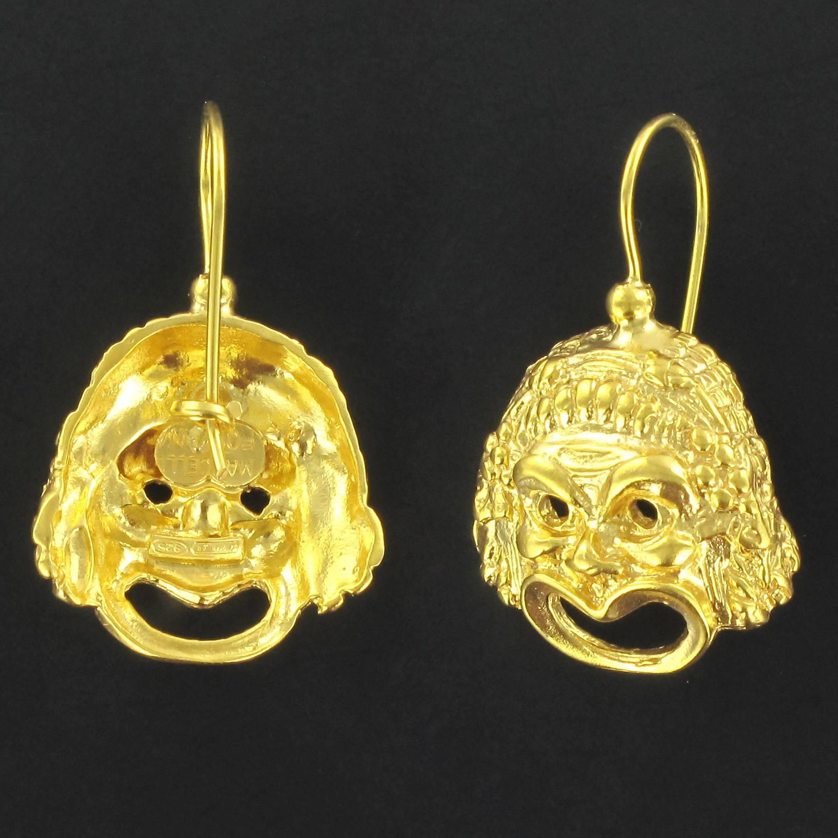 For pierced ears.

Pair of earrings in vermeil, silver and yellow gold.

Earring earring, each is formed of a decoration representing a grimacing mask. The clasps are goosenecks with safety hooks. 

Overall length: 3,5 cm, width to the widest: 2,1