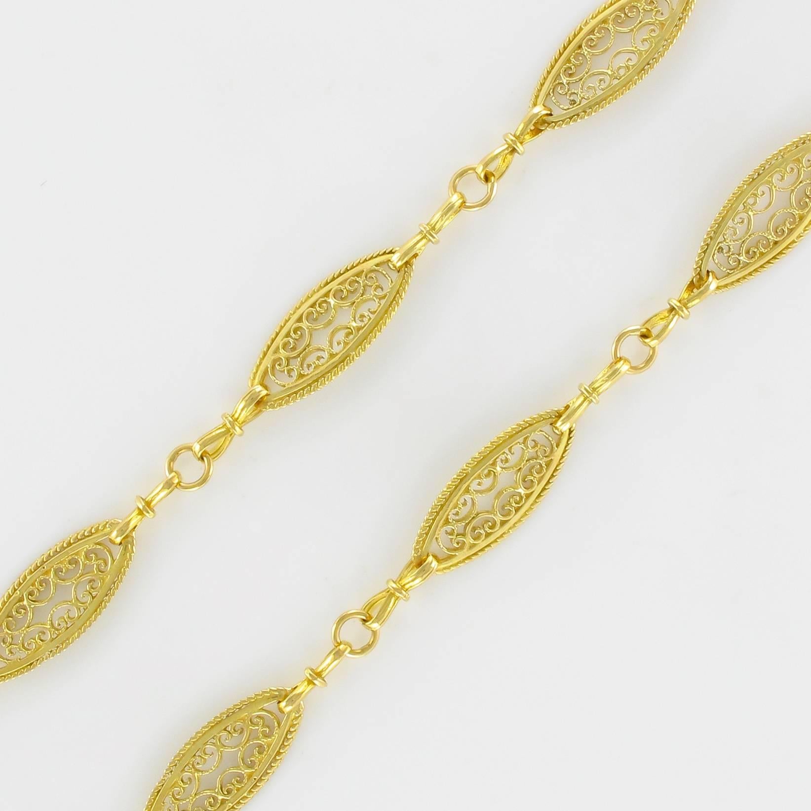 1960s French 18 Carat Yellow Gold Filigree Chain Necklace In Excellent Condition In Poitiers, FR