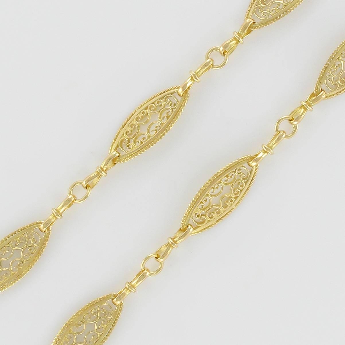 French 1960s Filigree Design 18 Carat Gold Bracelet In Excellent Condition In Poitiers, FR