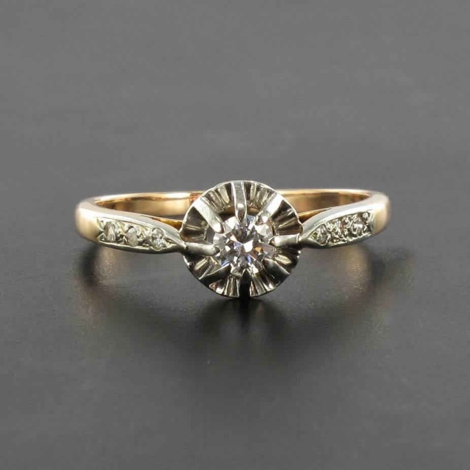 Ring in 18 carat rose gold and platinum.
This lovely antique ring is set with a brilliant-cut diamond with 8 claws on a set illusion. It is supported on both sides on the departure of the ring of 2 x 3 diamonds.
Total weight of the main diamond: