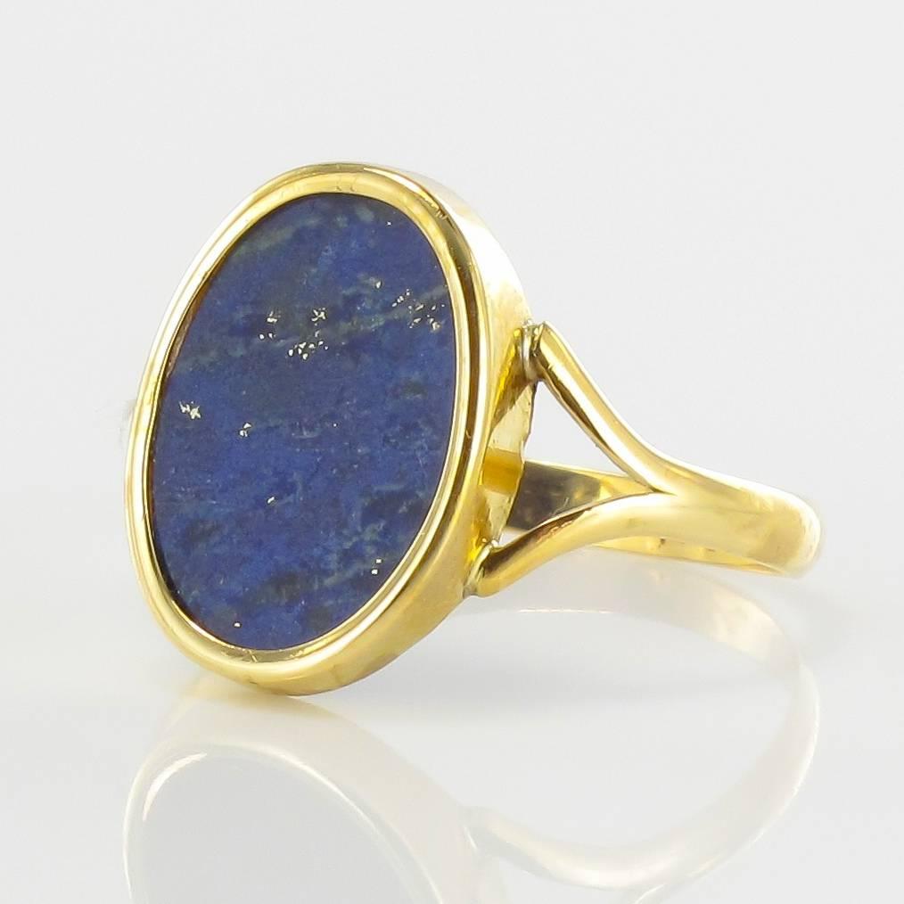 18 carats yellow gold ring.

This lovely old ring is set in a lapis lazuli oval. The ring's departure consists of two gold forks that meet to form the ring.

Height: 14,7 mm, Width: 10,9 mm, Thickness: 2 mm, Width of the ring at the base: 2,2