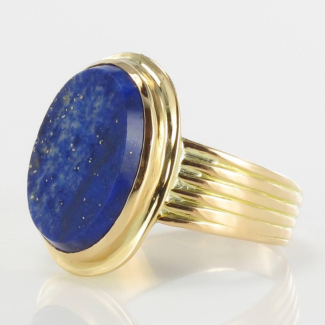 18 carats yellow gold ring.

This splendid old ring is set closed by an oval lapis lazuli. The ring is gadrooned all round.

Height: 18.5 mm, Width: 14 mm, Thickness: 4 mm, Width of the ring at the base: 4.3 mm.
Total weight: 4.3 g
