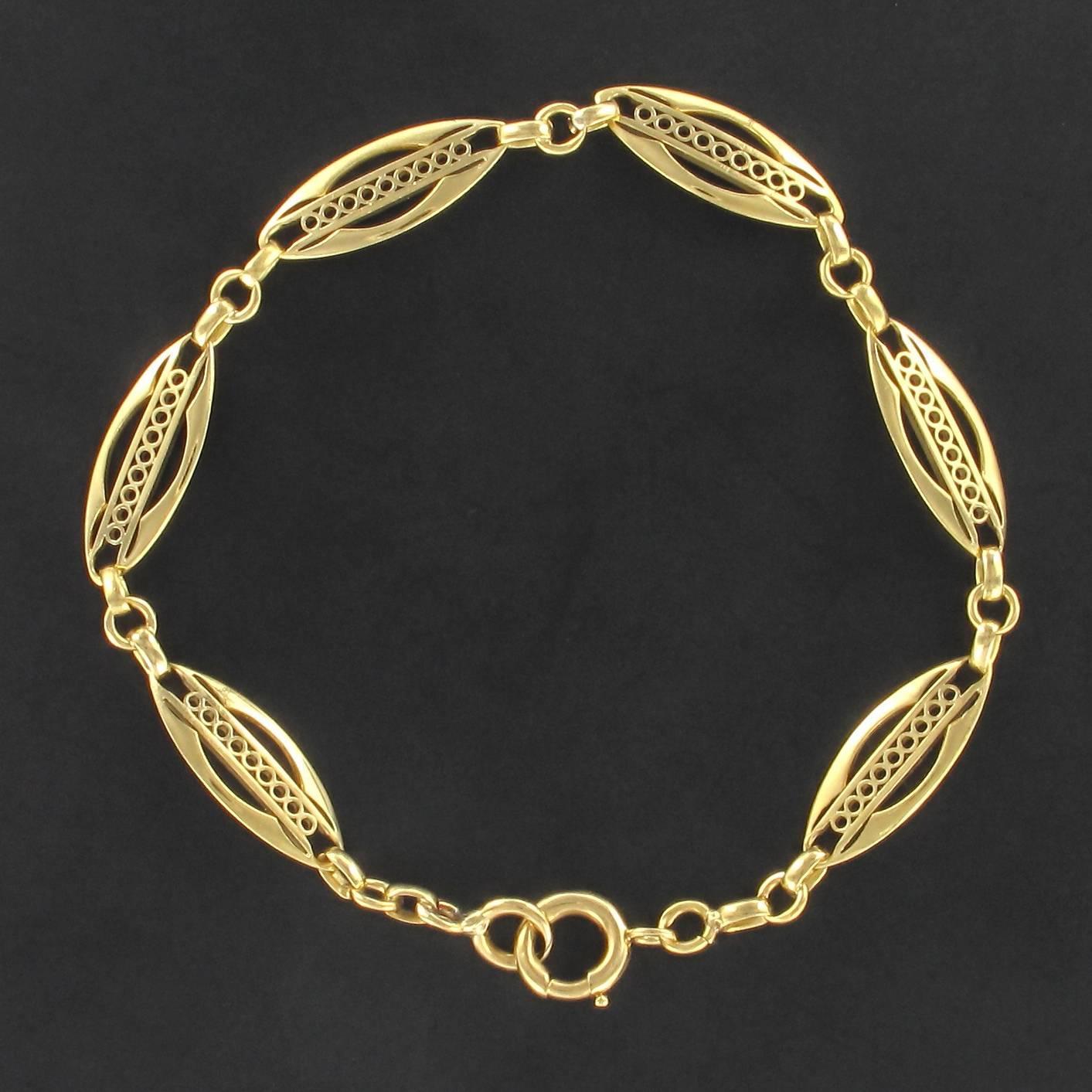 Bracelet in 18 carat yellow gold, head of eagle hallmark.

This lovely antique bracelet is made up of 6 openworked oblong links separated from each other by a gold ring. The clasp is a spring ring.

Length: 19.7 cm, width to the widest: 7.2