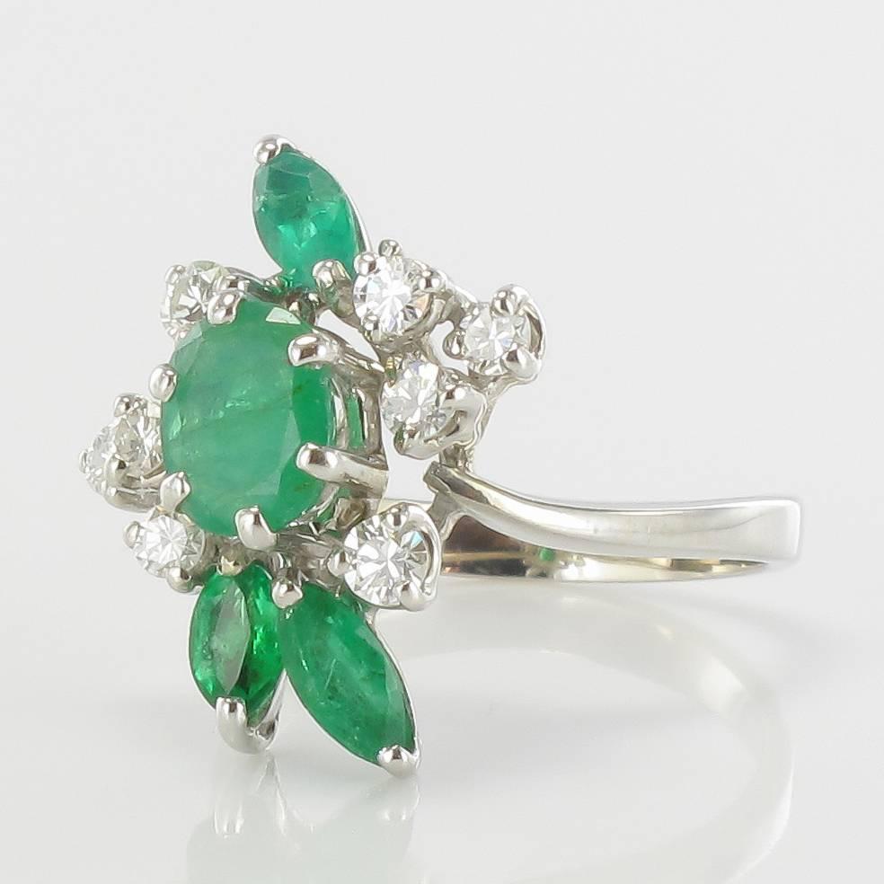 Ring in 18 carats white gold, head of eagle hallmark.
It comes straight from the 1970s, this splendid vintage ring is set with claws of an emerald oval surrounded by 8 modern brilliant cut diamonds and 3 emeralds shuttle.
Total diamond weight: about