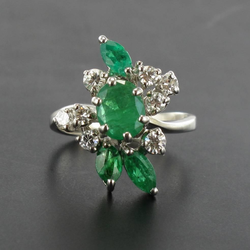 French 1970s Emerald Diamond 18 Carat White Gold Ring In Good Condition In Poitiers, FR