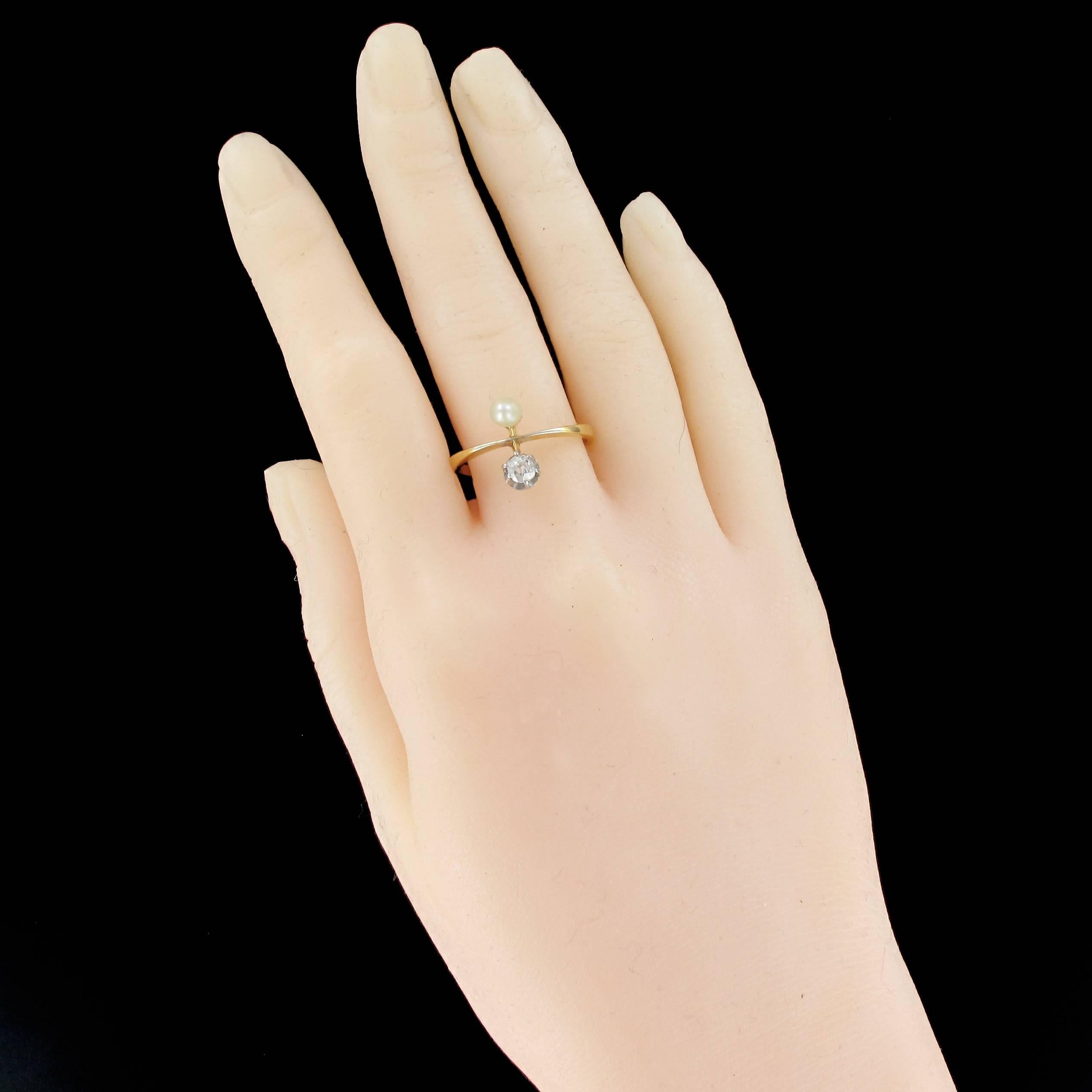 Ring in 18 carat yellow gold.
Ring you and me, it is set on its top with a natural pearl and an old brilliant cut diamond set with claws.
Total diamond weight: approximately 0.15 carat - pearl diameter: 4 / 4.5 mm.
Height : 13 mm, width: 5 mm, width