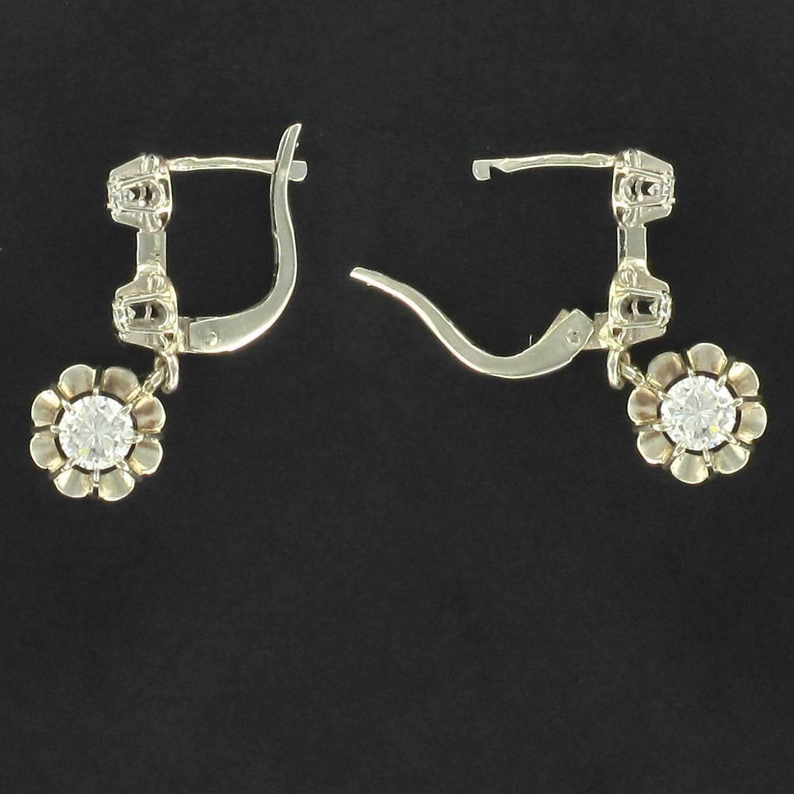Earrings in 18 carats white gold, eagle head hallmark.
Sublime, each  white gold earring is composed of 3 antique cut diamonds set with claws. The clasp closes at the back. 
Total weight of the 2 most important diamonds: 0.55 carat approximately,