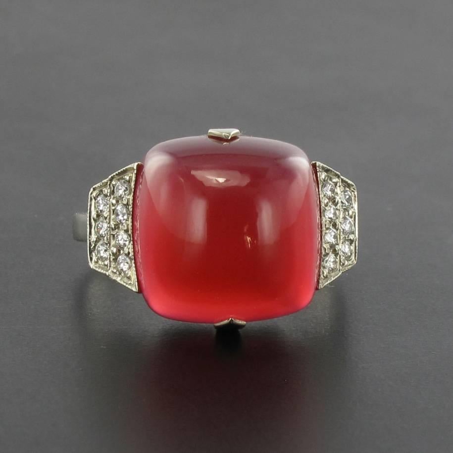 Creation Baume - Unique piece.

Ring in 18 carats white gold, eagle head hallmarks.

Inheriting the art deco lines, this bright ring is set with 4 flat claws of a chalcedony cabochon supported on both sides on a decoration in staircase of 2 x 7