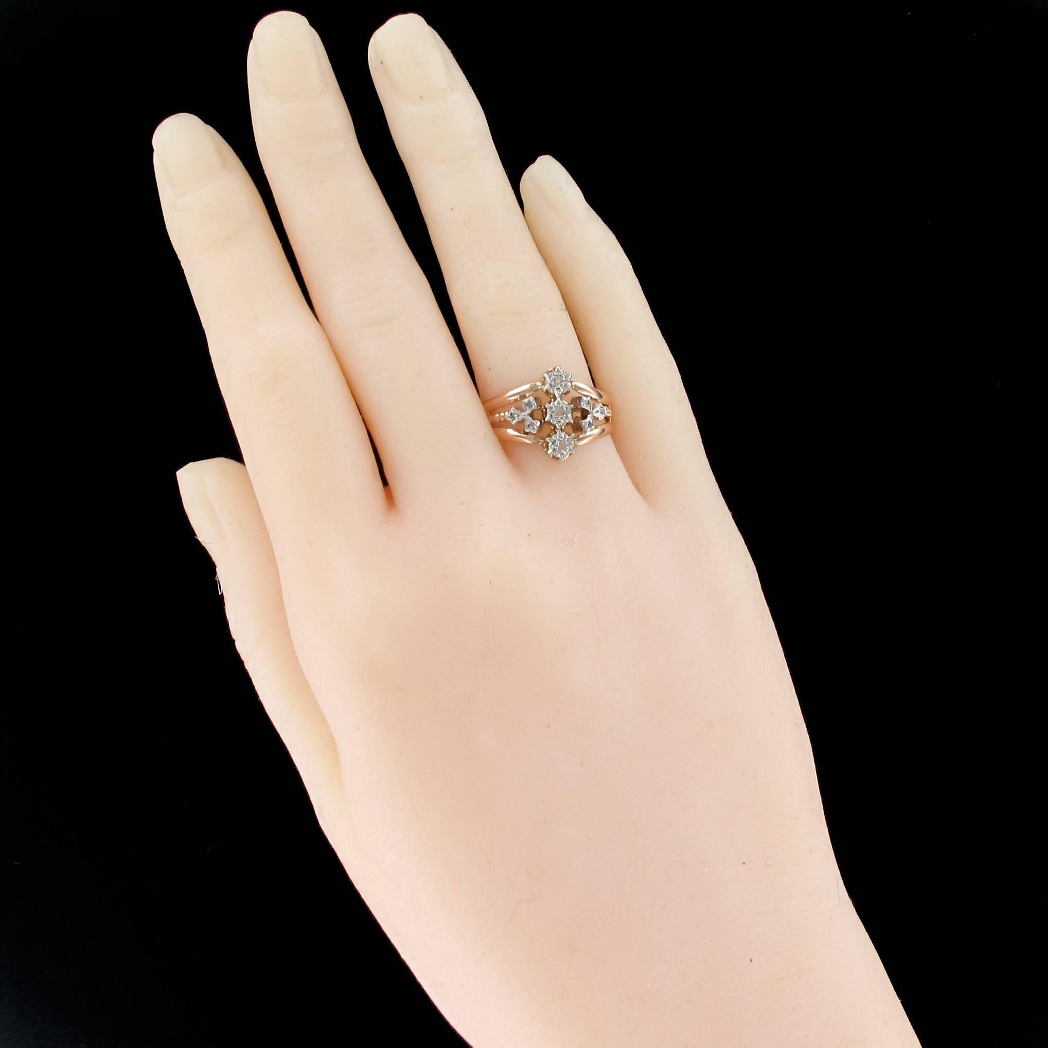 Ring in 18 carats rose gold.

This lovely antique ring is set on top of a line of 3 rose cut diamonds on star-set. On both sides, a 3-leaf clover is set with 3 rose cut diamonds. The start of the ring is formed of 3 gold threads which join at the