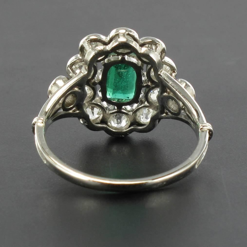 French 1900s Emerald Diamond 18 Carat White Gold Cluster Ring In New Condition In Poitiers, FR