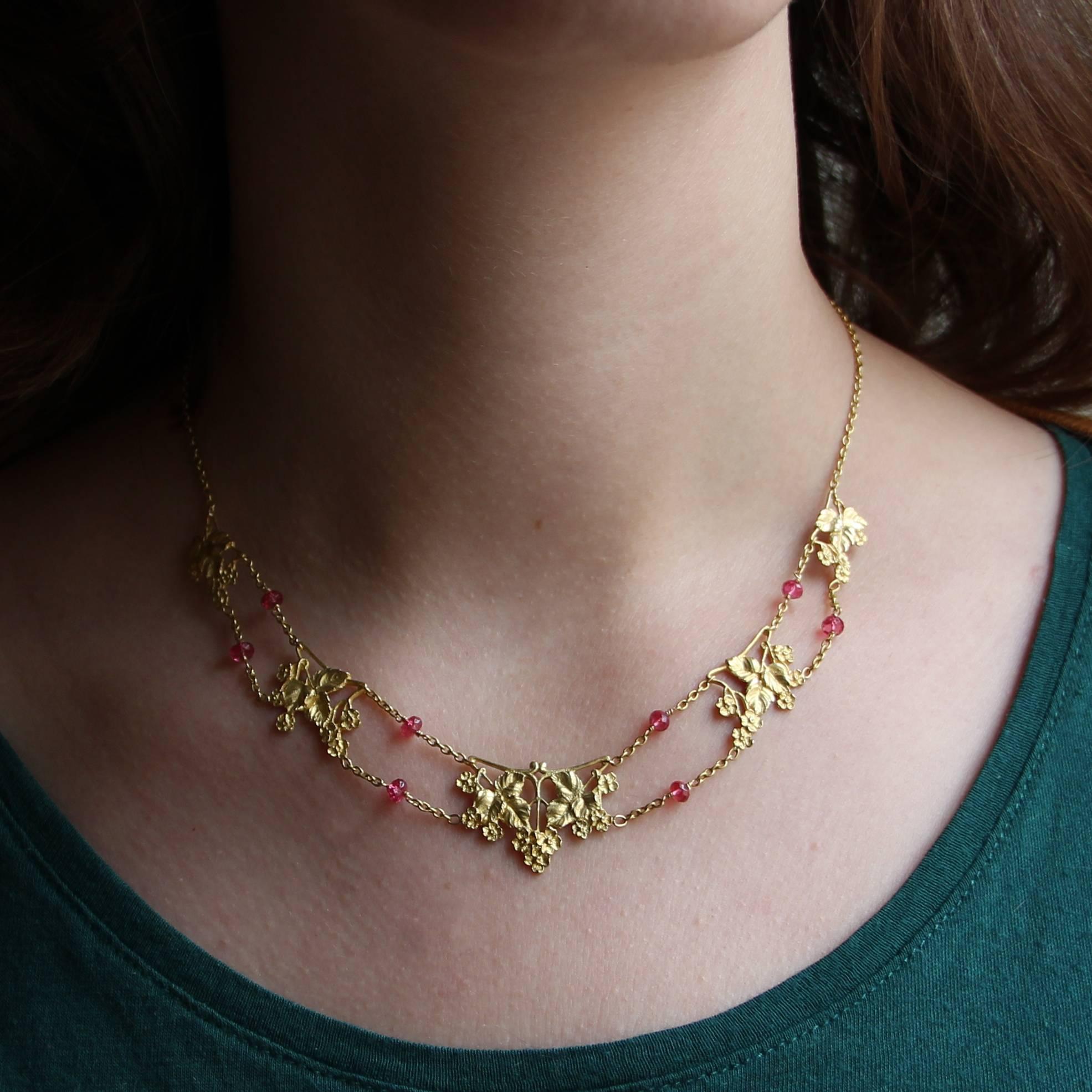 Französische 1950er Jahre 18 Karat Gelbgold Rosa Spinell Perlen Draperie Halskette im Angebot 5