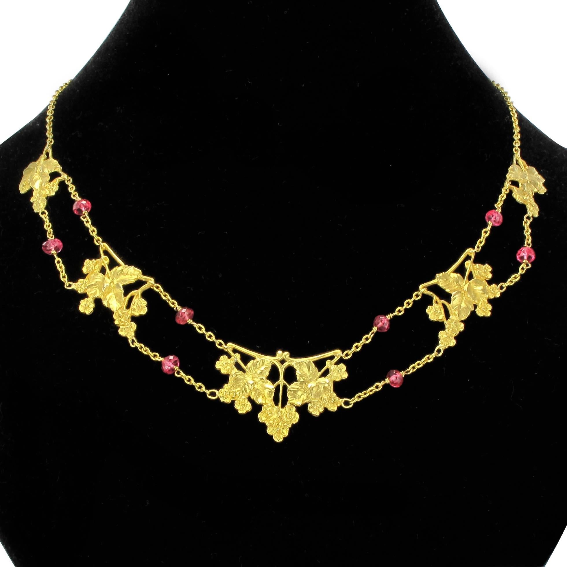 Französische 1950er Jahre 18 Karat Gelbgold Rosa Spinell Perlen Draperie Halskette im Angebot 6