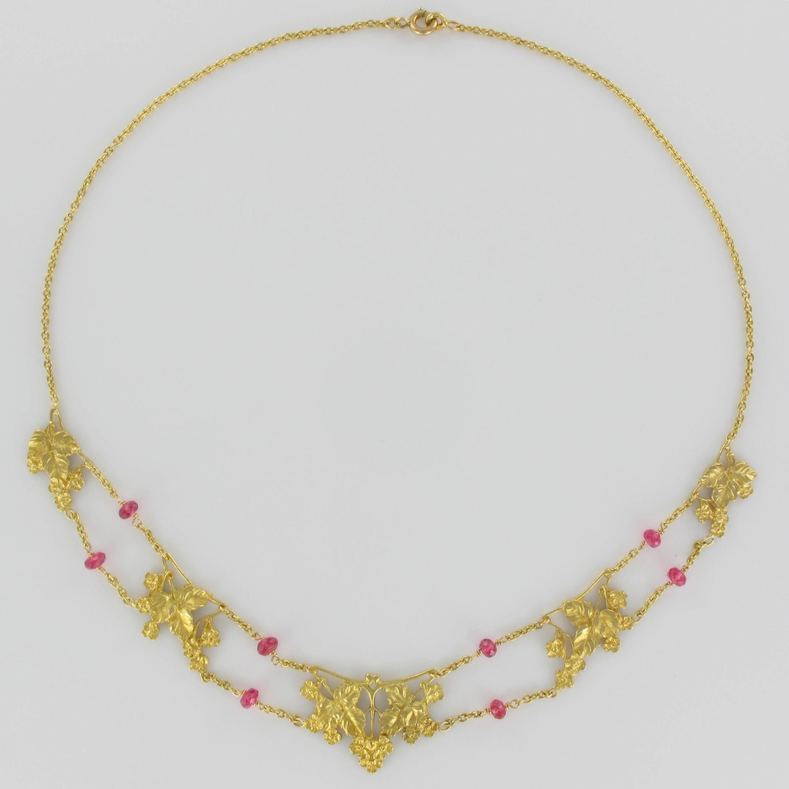 Französische 1950er Jahre 18 Karat Gelbgold Rosa Spinell Perlen Draperie Halskette (Belle Époque) im Angebot