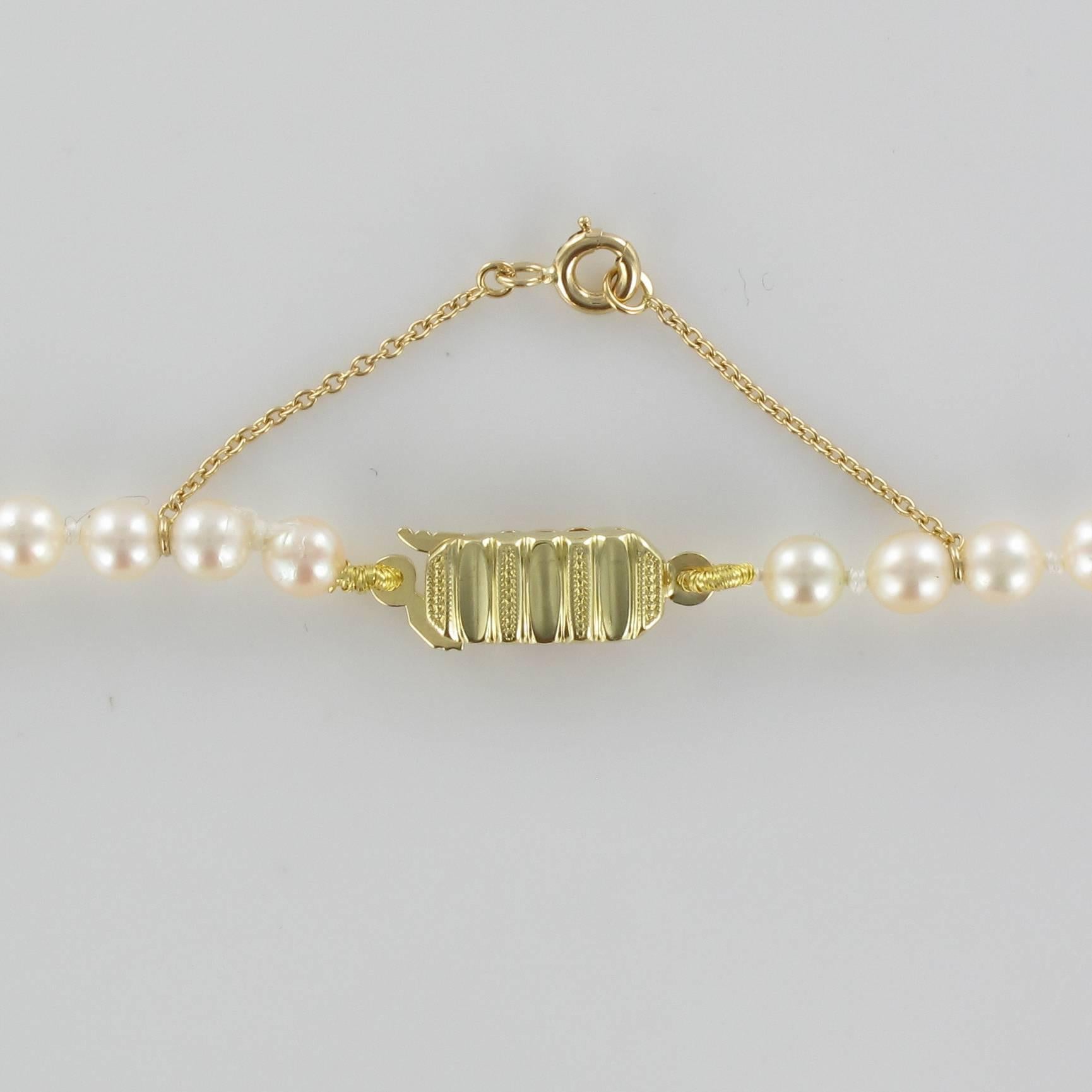 1980s Necklace of Cultured Pearls 18 Carats Yellow Gold Clasp 1