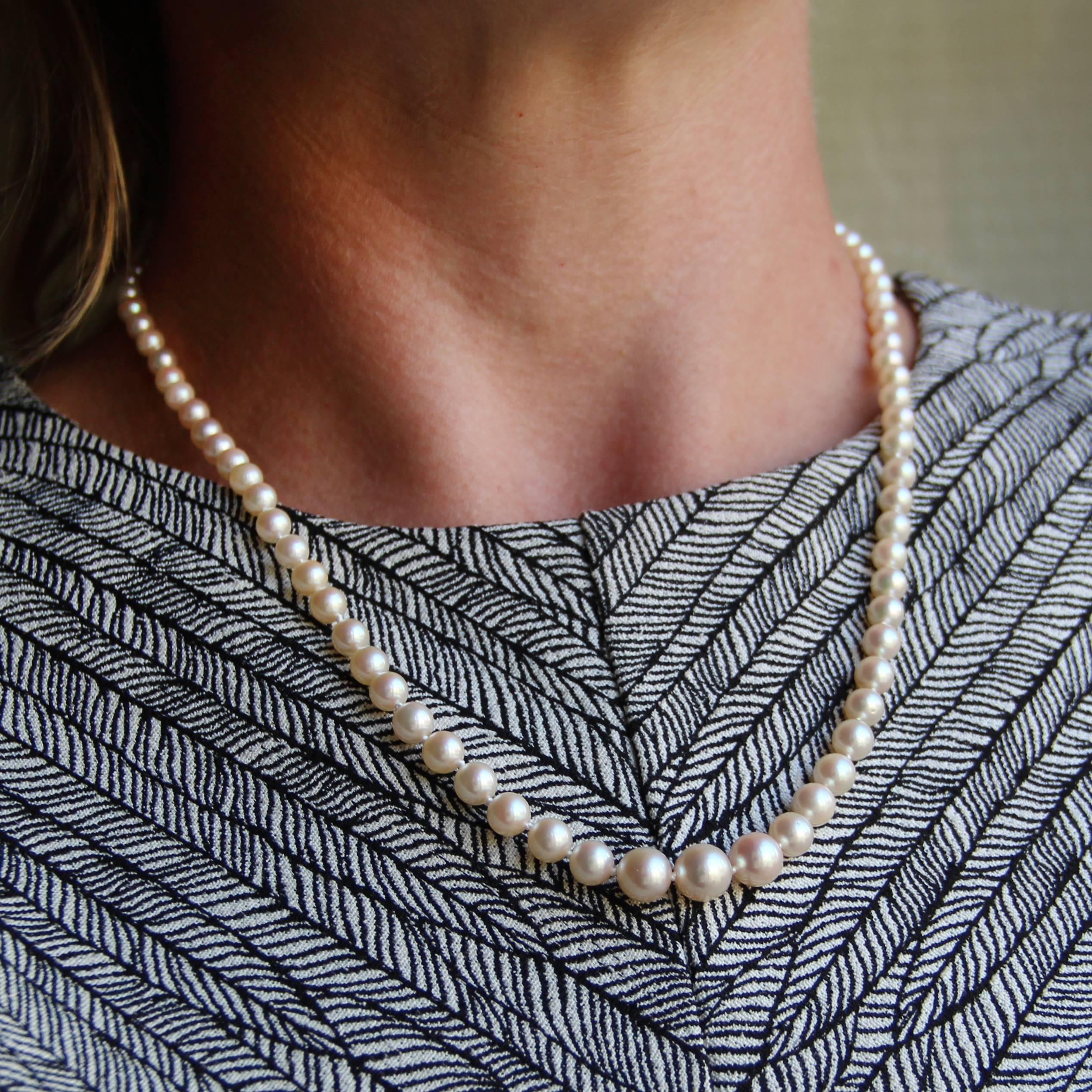 Necklace made of cultured pearls drop to the golden cream. The rectangular clasp is in chiseled 18 carats yellow gold and is accompanied by a safety chain with spring ring.
Diameter of the pearls: 4/4.5 to 8/8.5 mm.
Total length: 52.5 cm.
Total