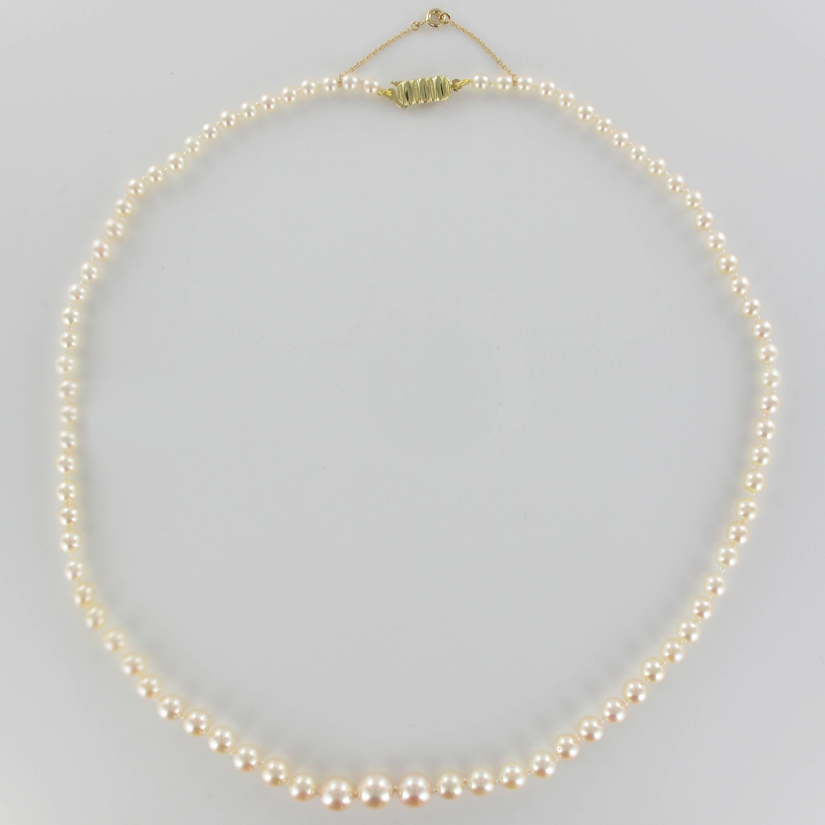 Women's 1980s Necklace of Cultured Pearls 18 Carats Yellow Gold Clasp