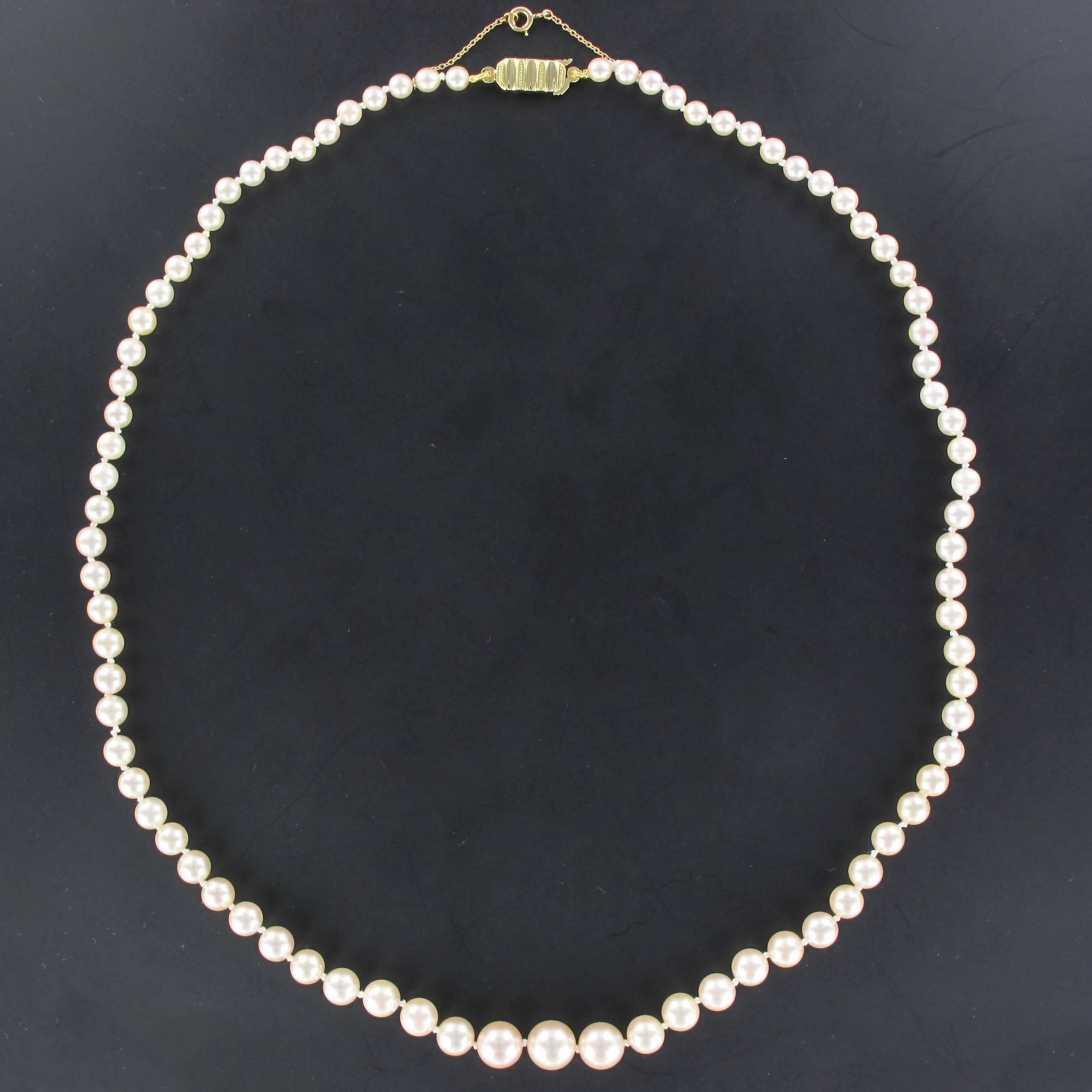 Modern 1980s Necklace of Cultured Pearls 18 Carats Yellow Gold Clasp