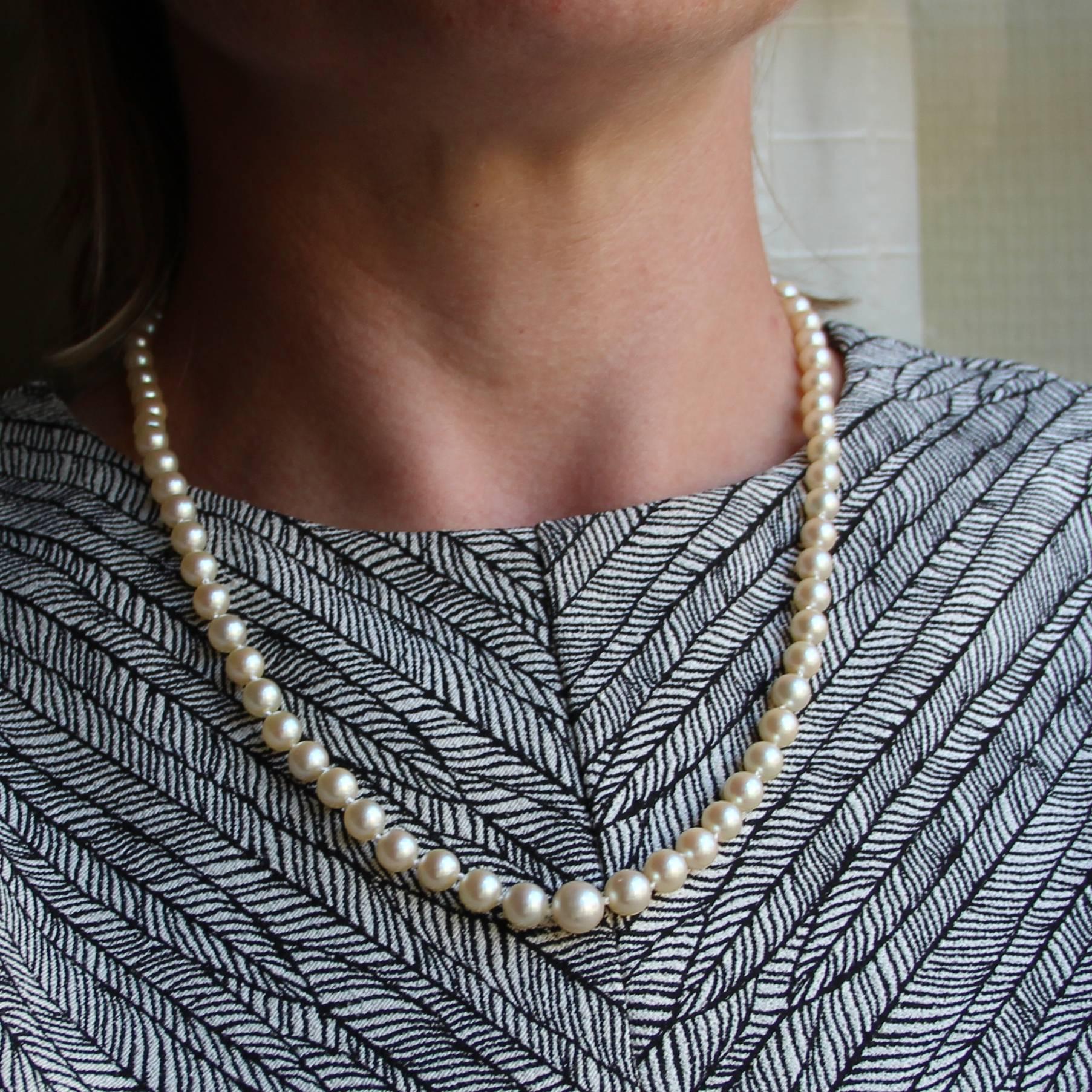 French 1950s Japanese Cultured Pearls Chocker Necklace Pour femmes en vente
