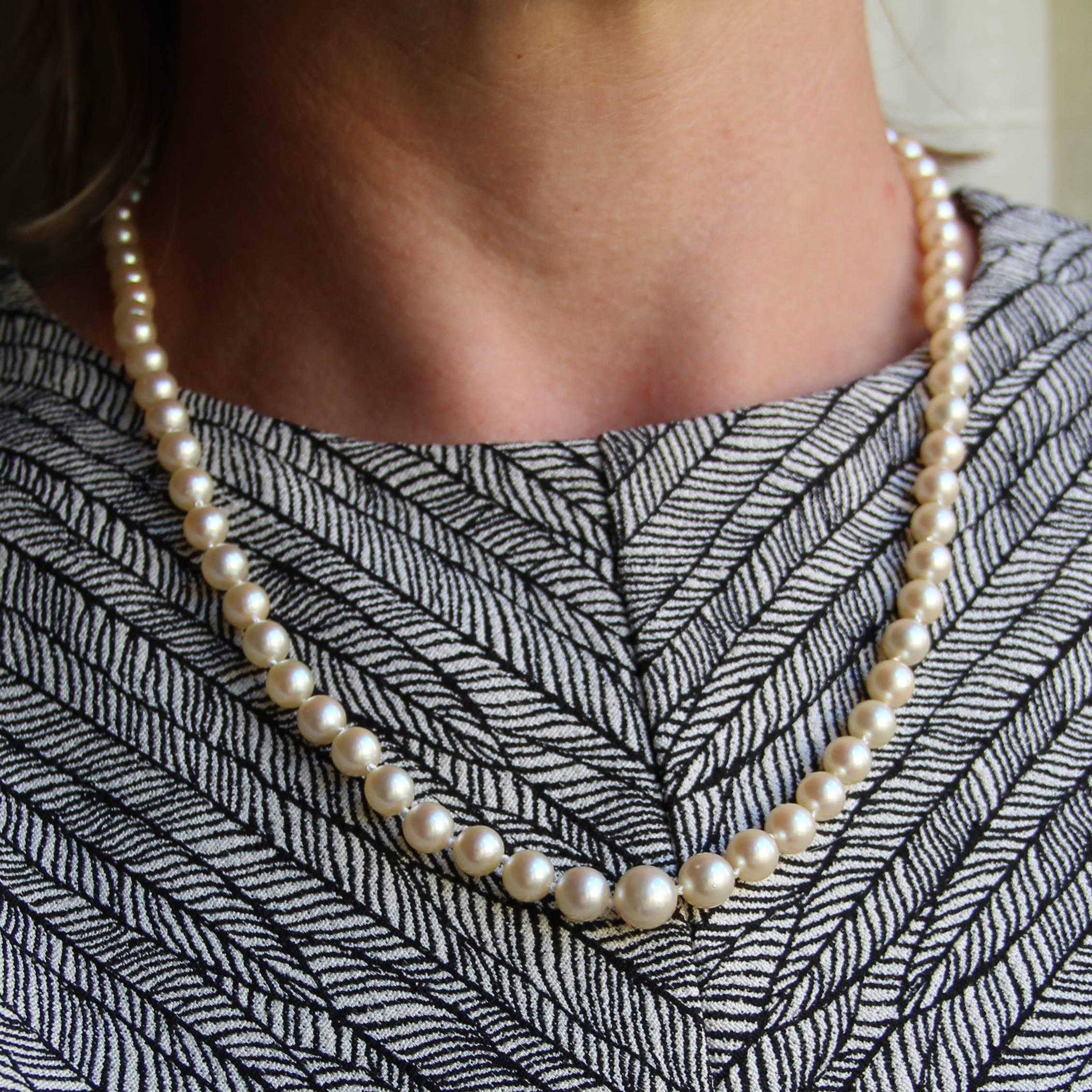 Necklace made of cultured pearls of Japan, presented in fall. The 18 carat rose gold clasp is olive-shaped and clasp with safety chain.
Diameter of the pearls from 5.5/6 to 8.5/9 mm.
Total length: 55 cm.
Total weight of the pearl necklace: 27.7 g