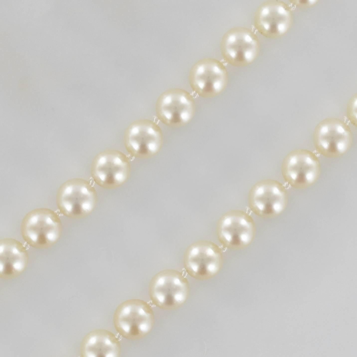 French 1950s Japanese Cultured Pearls Rose Gold Clasp Necklace In New Condition In Poitiers, FR