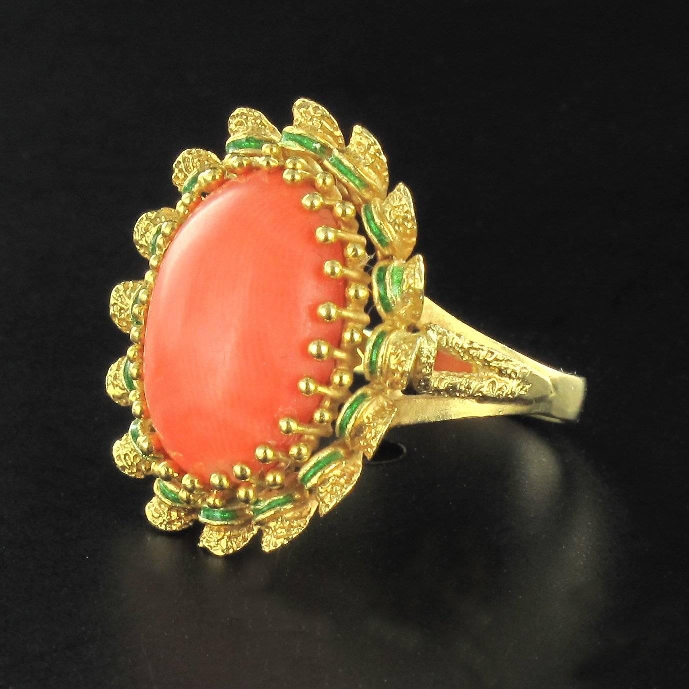 1960s Coral Green Enamel 18 Karat Yellow Gold Cocktail Ring In Excellent Condition In Poitiers, FR