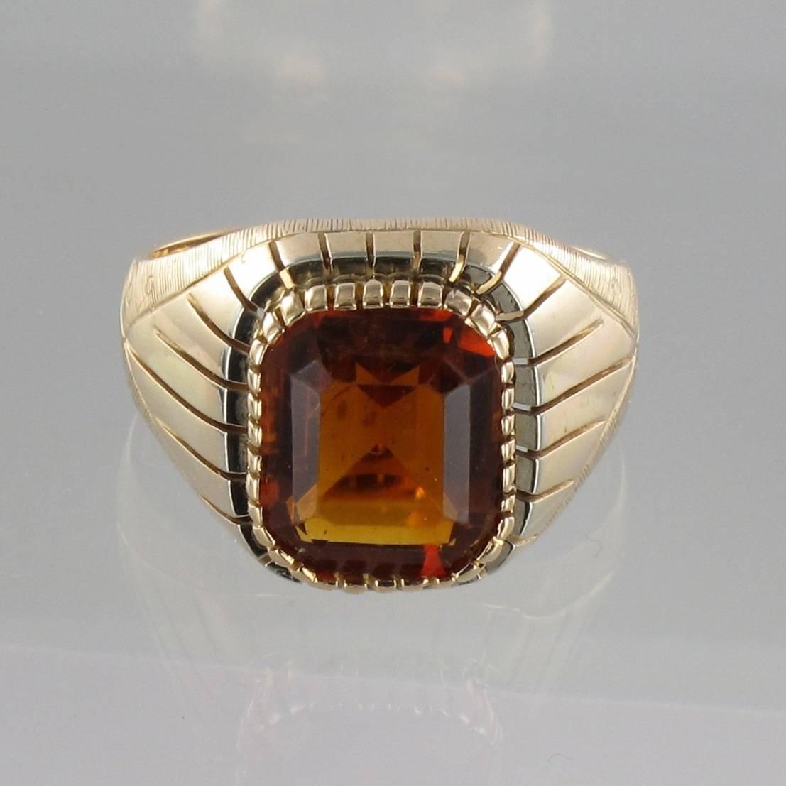 Ring in 18K yellow gold ring.

This beautiful women’s gold signet ring features a splendid quartz haematoid centrepiece with intense contrasting yellow and orange shades. The clawed setting displays fine and detailed crimping work and the