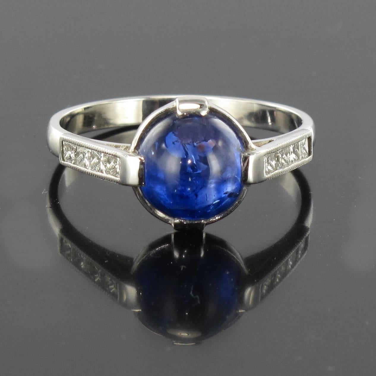 Baume creation - modern ring - Unique piece.
Ring in 18 karat white gold. 
This ravishing round sapphire ring was inspired by the Art Deco style. Featuring a central splendid sapphire cabochon of an intense deep blue set by 4 flat claws. The band