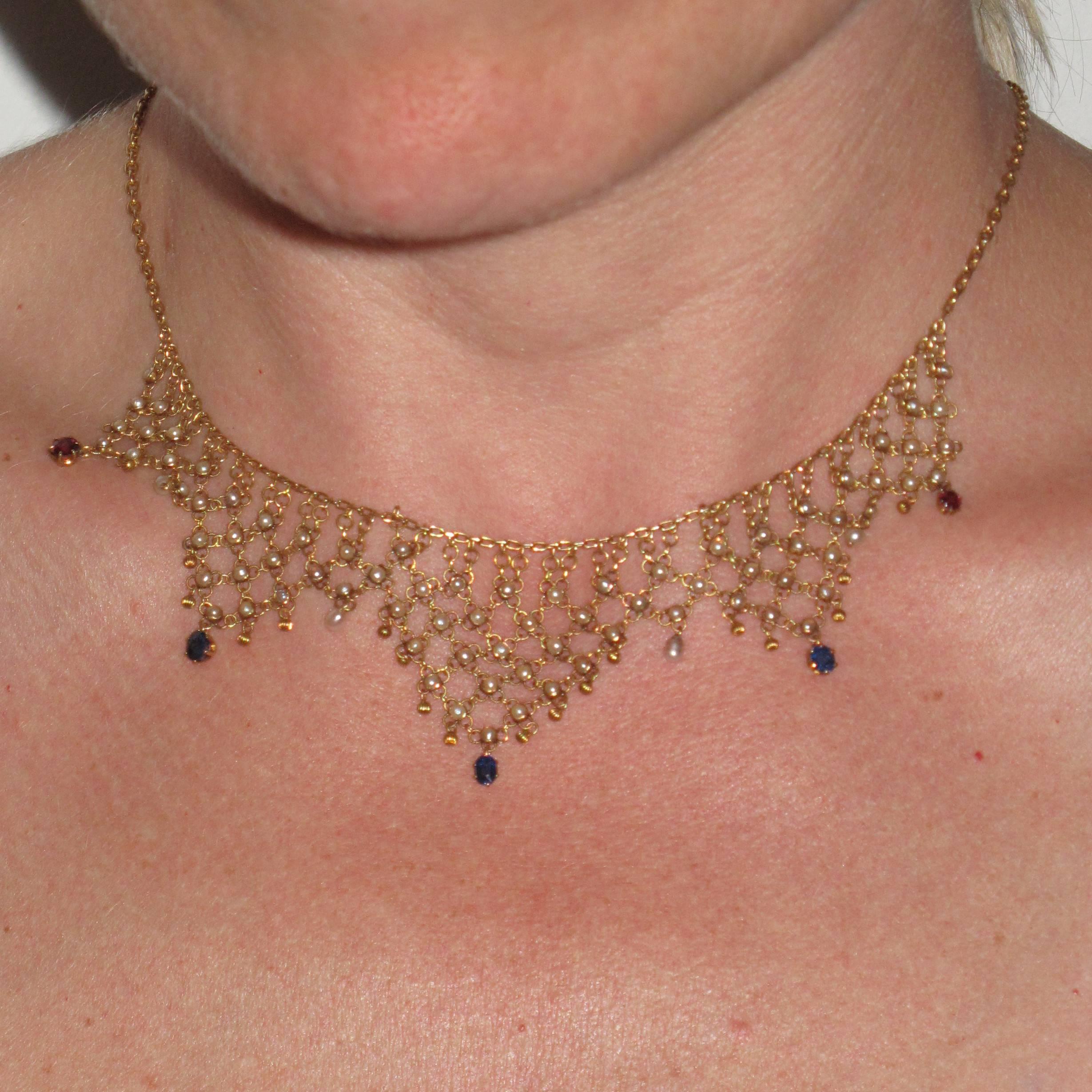 Collier franais ancien en or orn de perles ajoures, saphirs et rubis en vente 14